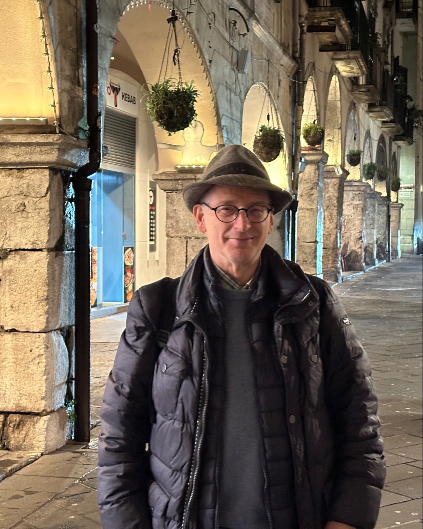 Ready for a concert in this medieval street, with Ilya Grubert, incredible violinist, shining example and great friend.