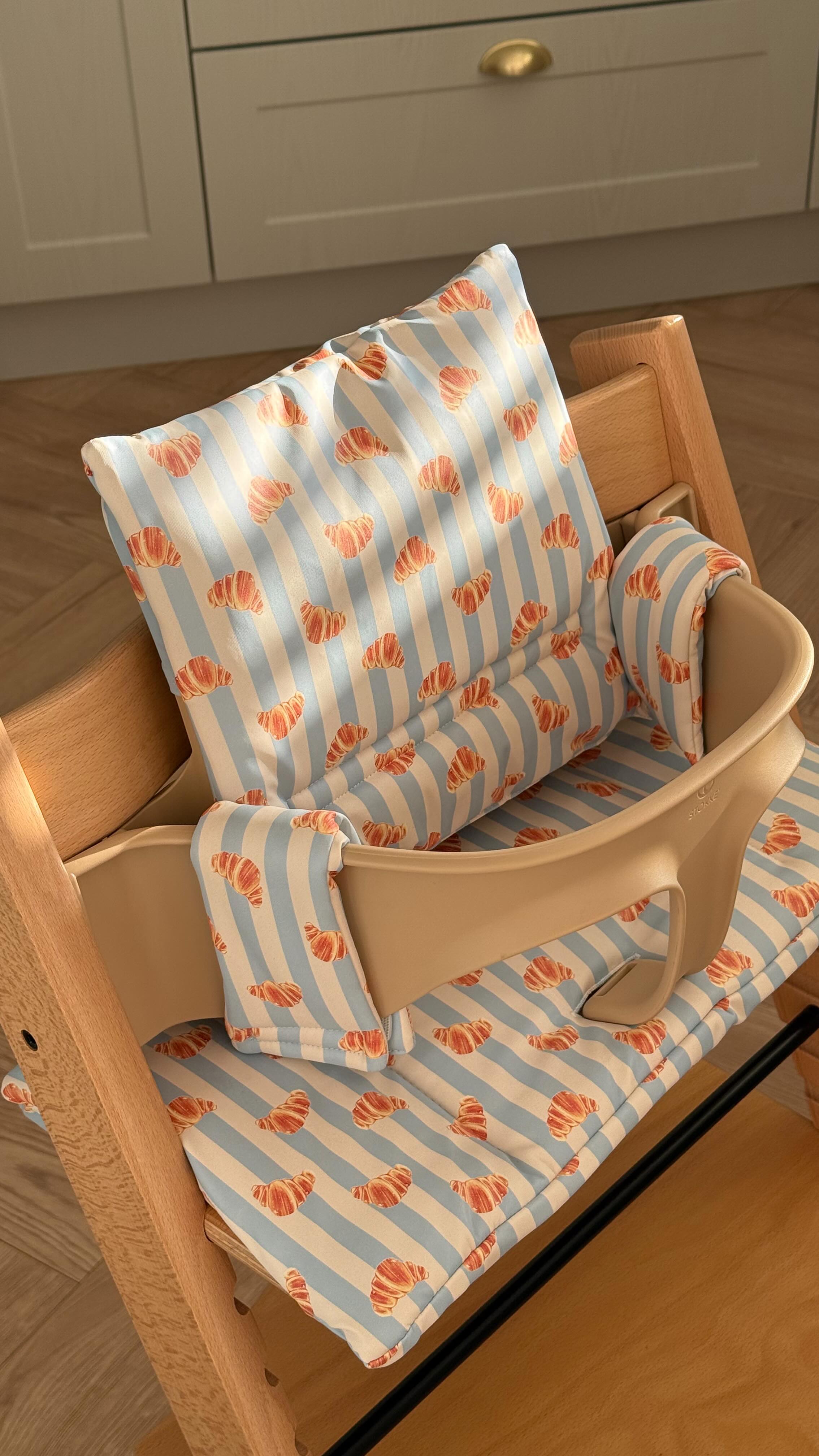 if you have the Stokke Tripp Trapp highchair, this cute little croissant cushion is an ESSENTIAL 🥹.
Obsessed 🥐🩵!
(Now live on the website 🛒)
.
.
#stokke #tripptrapp #stokkehighchair #highchair #croissant #greyfoxdesigns
