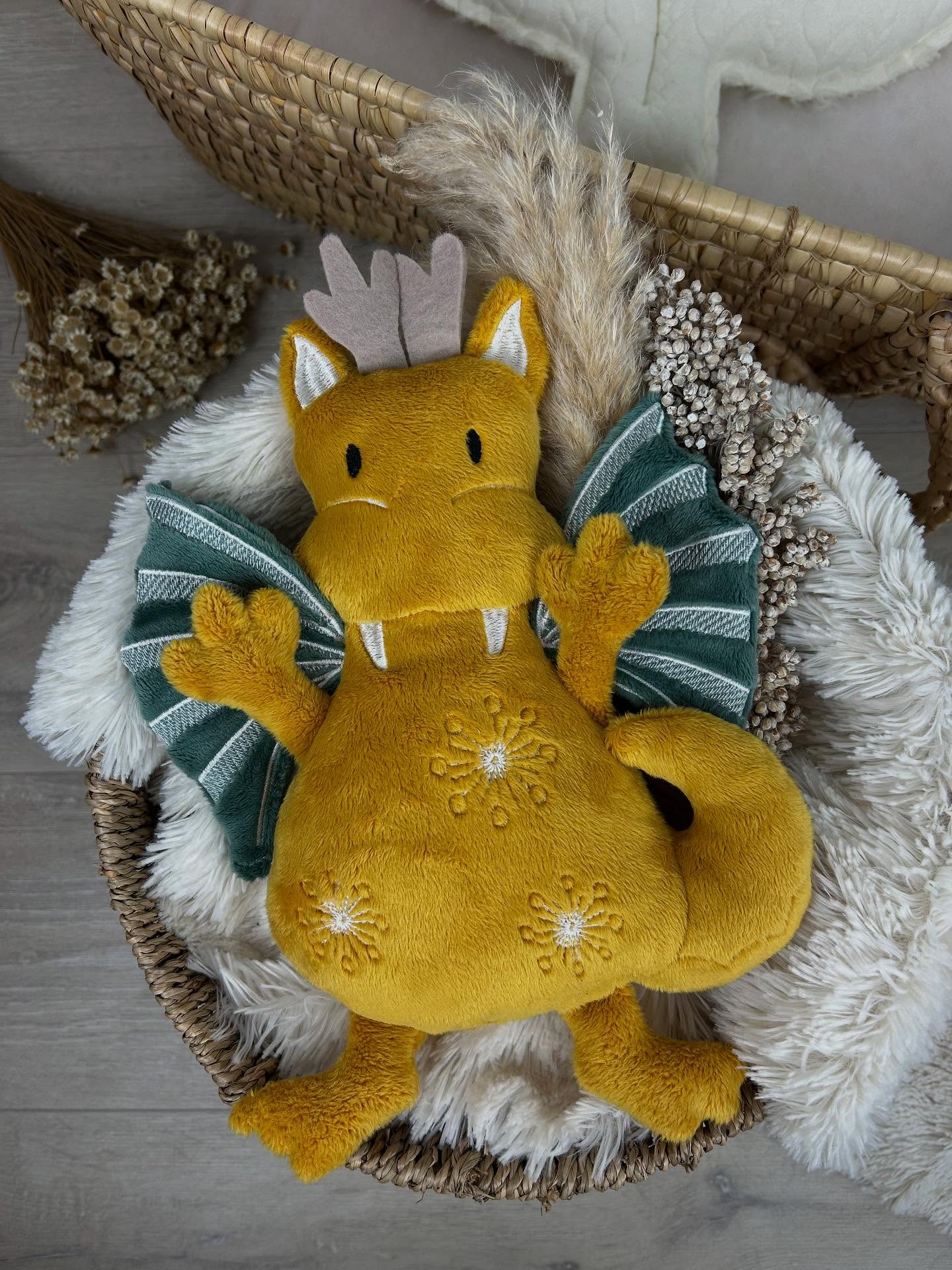 ✨ Besonderer Herzauftrag ✨
Eine liebe Grundschullehrerin hat mir geschrieben – sie liest ihrer Klasse in der Adventszeit das wundervolle Buch „Spekulatius, der Weihnachtsdrache“ vor und wünschte sich ein passendes Kuscheltier, das die Kinder durch die Geschichte begleitet.
Und hier ist er nun:
Ein weicher, Kuscheldrache mit vielen kleinen Details, flauschigen Flügeln und ganz viel Weihnachtsmagie.
Er darf nun in die Schulklasse einziehen, beim Vorlesen mitlauschen, trösten, staunen und natürlich ganz viel gekuschelt werden.
Solche Aufträge machen mich besonders glücklich – weil sie Kinderaugen zum Leuchten bringen und Geschichten lebendig werden lassen.
#artkdesign #handmade #kuscheltierliebe #weihnachtsdrache #spekulatius #vorlesezeit #weihnachteninschule #mitliebegemacht #kuschelfreund