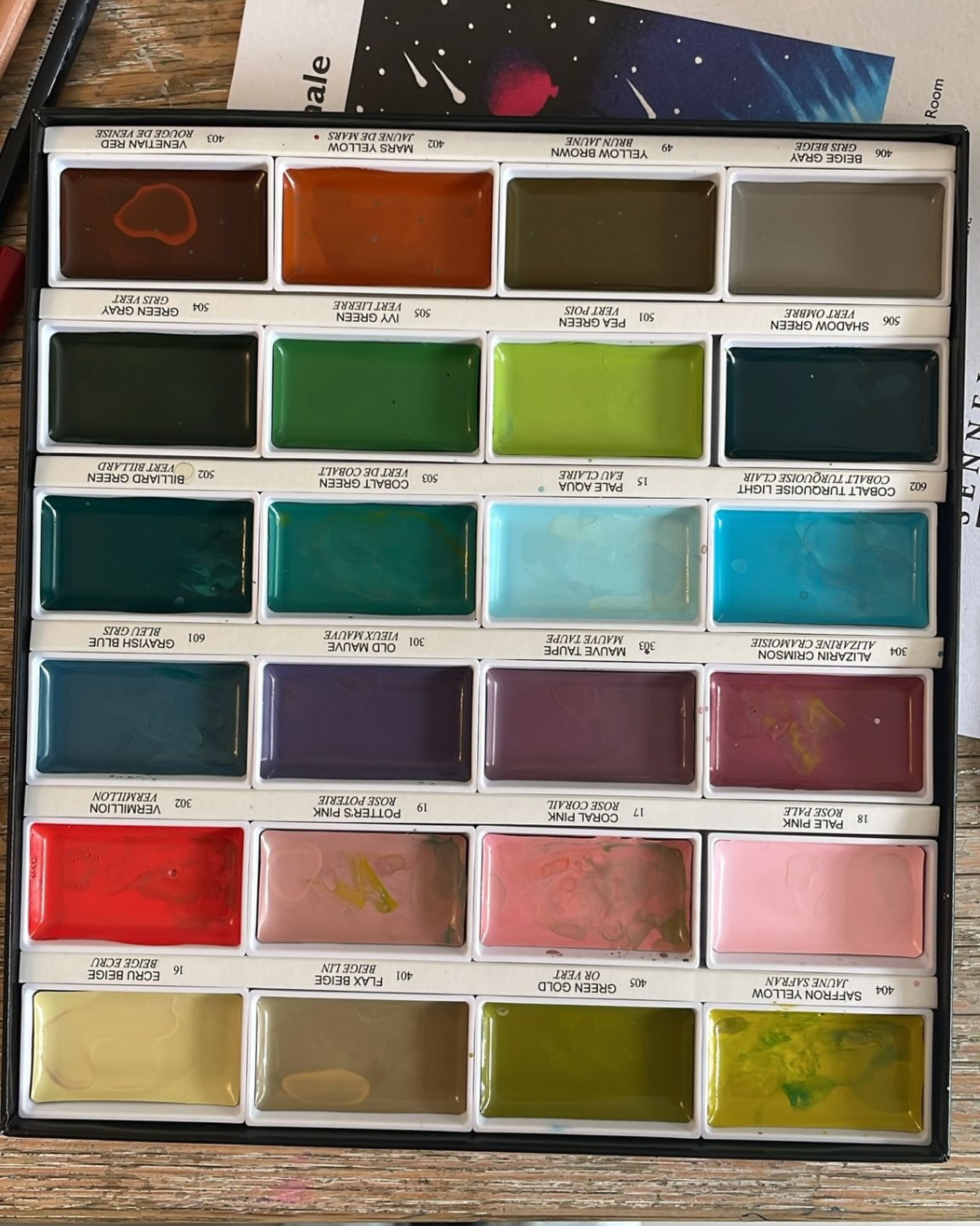 Zo leuk om stukje bij beetje meer te kunnen delen en laten zien van het Hele Delen kaartendeck 🤗
Vandaag het kleurenpallet dat met liefde, zorg en aandacht is uitgekozen door @debeeldgids om voor alle kaarten van het deck mee te werken 💖 We wilden zachte, sprekende kleuren waaruit een eigen droomwereld kon ontstaan. Met een mooie balans tussen diversiteit en eenheid. Allemaal verschillende uitingen en nuances van hetzelfde. Eigen door hun gebruik, vorm en samenstelling.
Wat is jouw favoriete kleur? Ik ben heel benieuwd ☺️
#kaartendeck #creatiekracht #verbeeldingskracht
P.S.: nieuwsgierig naar dit deck? Inschrijven voor de interesselijst kan via de link in bio 💫