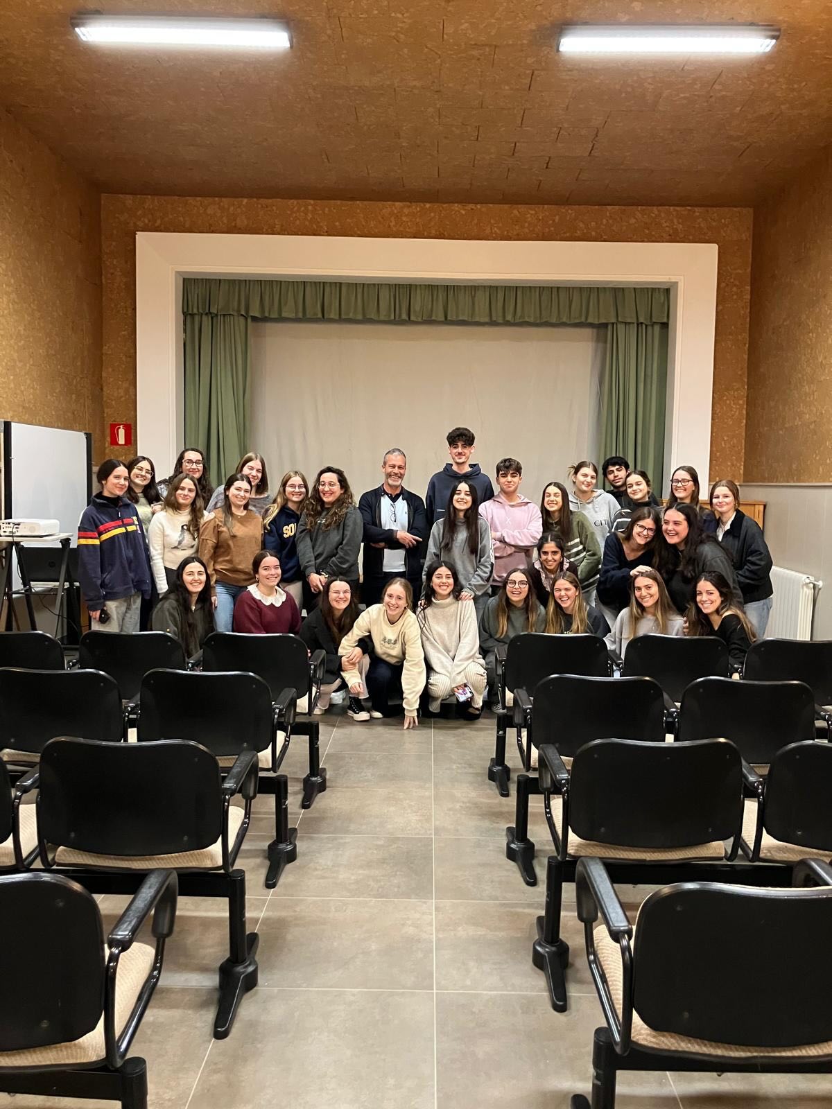 El 24 de noviembre disfrutamos la conferencia “Salud mental en el estudiante universitario” dada por el profesor D. Juan Manuel Guiote Gregoris del Gabinete Psicopedagógico de @canalugr 🧠