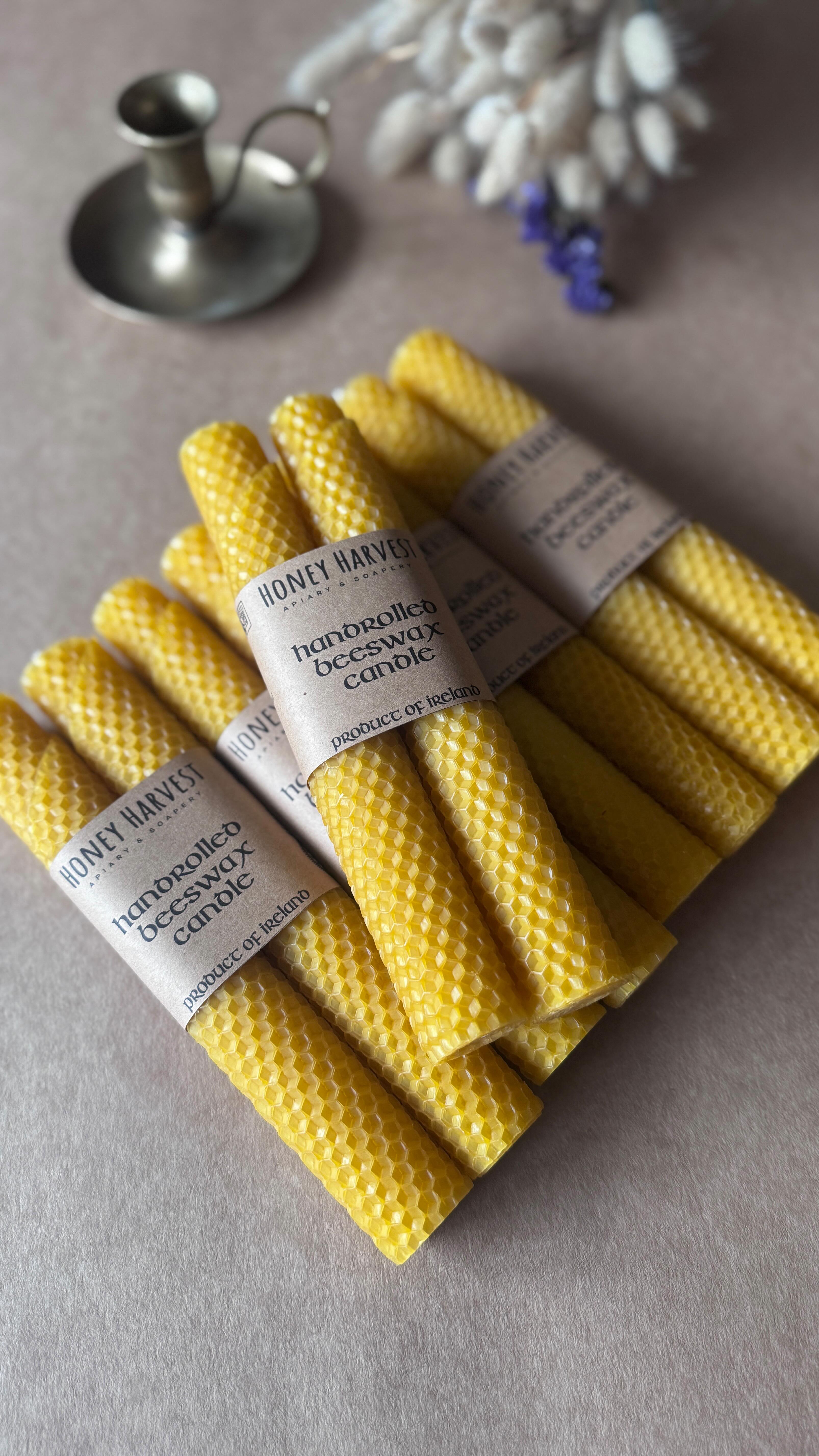 Our Beeswax candle burns all the way down with no drips, just a warm, sweet glow that fits perfectly into any Christmas table décor 🎄
.
.
.
.
#tabledecor #beeswaxcandle #slowmade #cleanburn