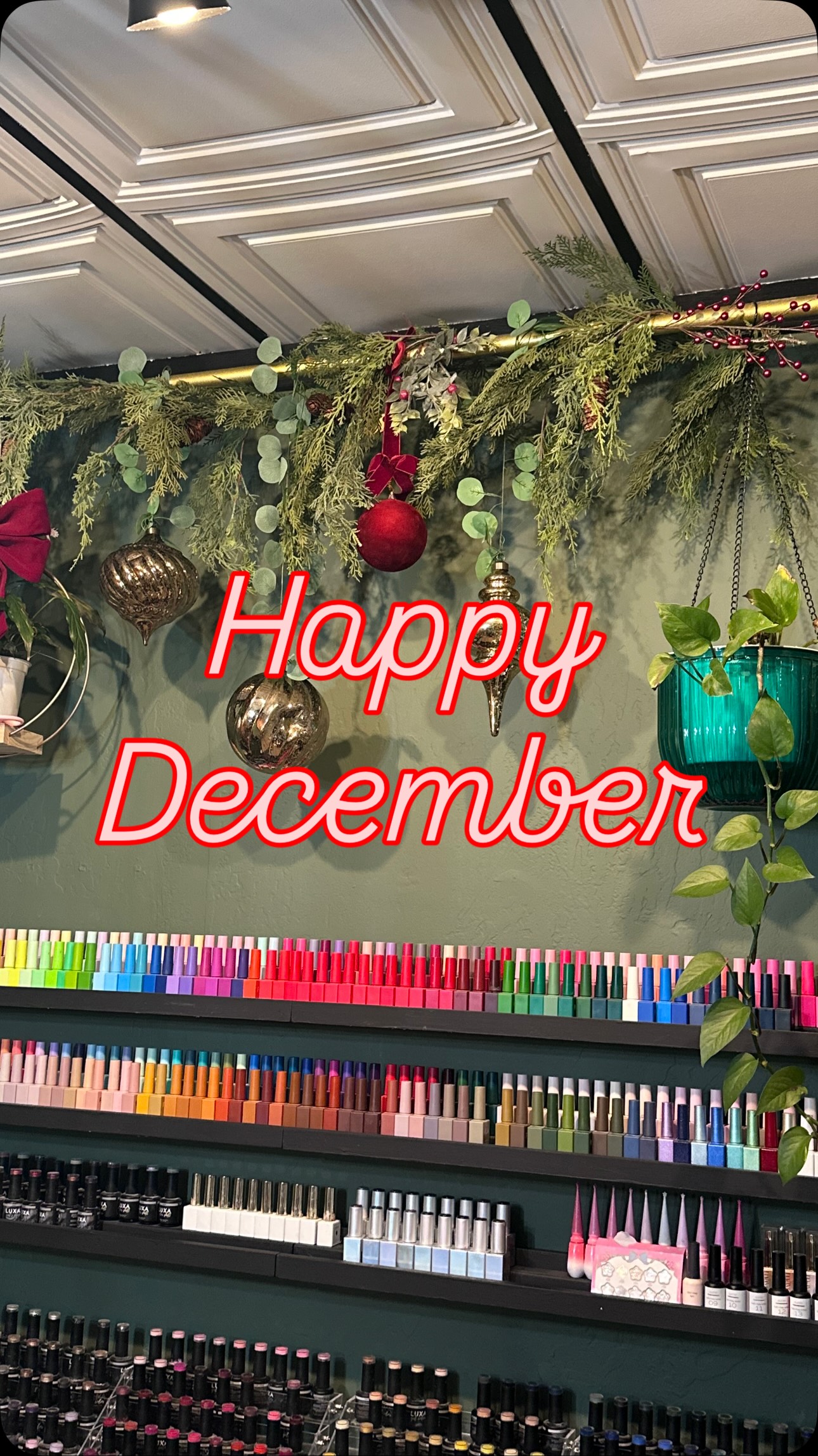 December is here! ❄️🎄 Bringing all the festive cheer to the salon—wishing you a beautiful holiday season!
#christmasdecor #salonholidaydecor #holidaydecorations #traditionalchristmasdecor #ralphlaurenchristmas #salondecor #nailsalon #konanailsalon #konanails #hawaiinails #coutureclaws