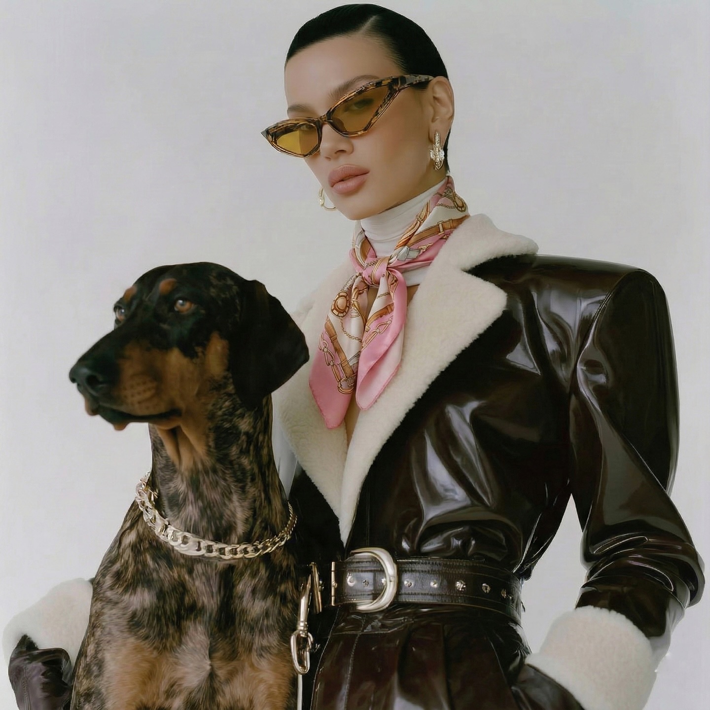 Juliette % 100 Doğal Mulberry ipekten üretilen bu eşarp , Lumière Atelier’in zarif dokusunu ve ışıkla dans eden dokusunu yansıtır.
90×90 ölçülerindeki ipek kumaşı, omuzlarda doğal bir düşüşle akarken, parlak saten dokusu kusursuz bir ışıltı sunar.
Her bir parça elde kıvrılmış kenar detaylarıyla tamamlanır ve hem gündüz hem gece şıklığını zarifçe tamamlar. #ipekeşarp #mulberrysilk