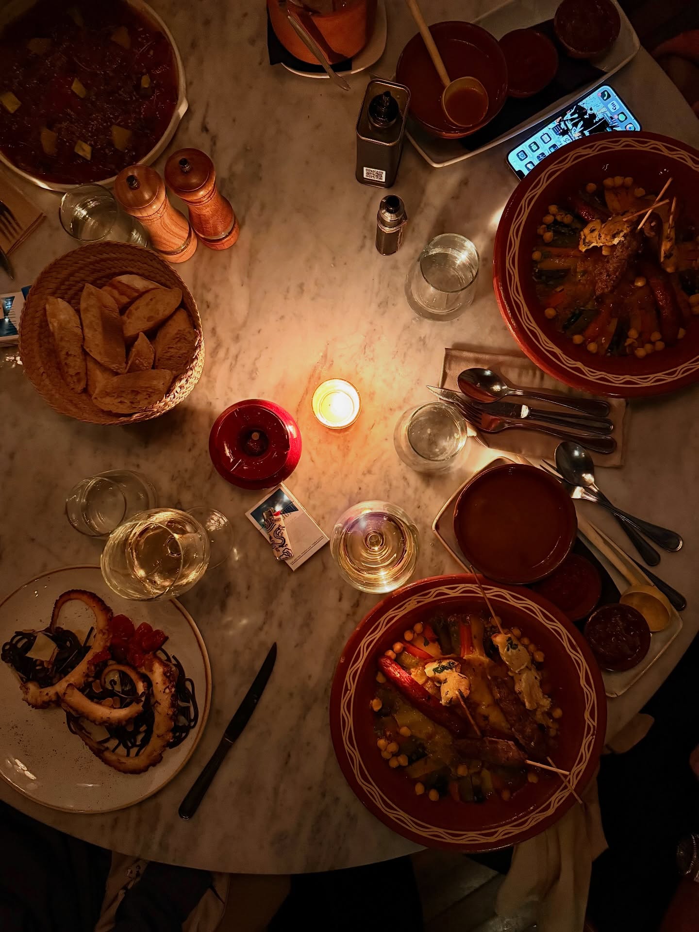 À notre carte, il y en a pour tous les goûts ! Une carte métissée, généreuse et raffinée… et oui, le couscous en fait partie !! 😎 Pas de compromis, tout le monde à la même table 🤩 #restaurant #restaurantmarrakech #marrakeshrestaurant #marrakech #marrakesh #finefood #couscous