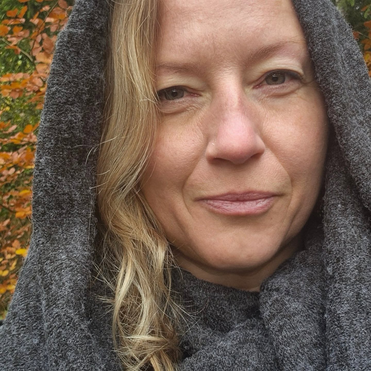 🌕 RETRAITE ESSENCE SACRÉE – PRO
4 jours pour incarner ta posture de facilitatrice du féminin sacré
Une immersion sensorielle, rituelle et professionnelle au cœur du vivant
✨ Tu sens qu’il est temps d’ancrer ta transmission ?
Tu accompagnes déjà… ou tu sens que tu es prête à le faire.
Tu ressens l’appel de créer des cercles de femmes puissants, alignés avec ton énergie, ton rythme et ta mission.
Mais tu veux plus qu’un protocole.
Tu veux incarner. Ressentir. Vibrer. Toucher le sacré, dans ton propre corps et dans ta pratique.
Cette retraite est une expérience profonde, un passage initiatique pour oser transmettre avec justesse, et créer tes propres cercles avec confiance, présence et puissance.
🌿 POUR QUI EST CETTE RETRAITE ?
Cette retraite est pour toi si tu es :
Thérapeute, praticienne bien-être, esthéticienne, réflexologue, énergéticienne...
En reconversion ou en quête de spécialisation alignée avec ta sensibilité
En lien avec la nature, les cycles, la spiritualité incarnée
Prête à vivre une transmission sensorielle et vibratoire
Motivée par l’idée de créer des cercles de transformation autour du féminin sacré
🎯 OBJECTIFS DE LA RETRAITE
Au terme de cette immersion, tu repartiras avec :
Une compréhension vivante des archétypes féminins et de leur lien avec le cycle lunaire
Des clés concrètes pour structurer, animer et ritualiser un cercle à ton image
Une posture de facilitatrice incarnée, alignée et inspirante
La confiance pour lancer ton tout premier cercle dès ton retour
✨ on en parle?
#