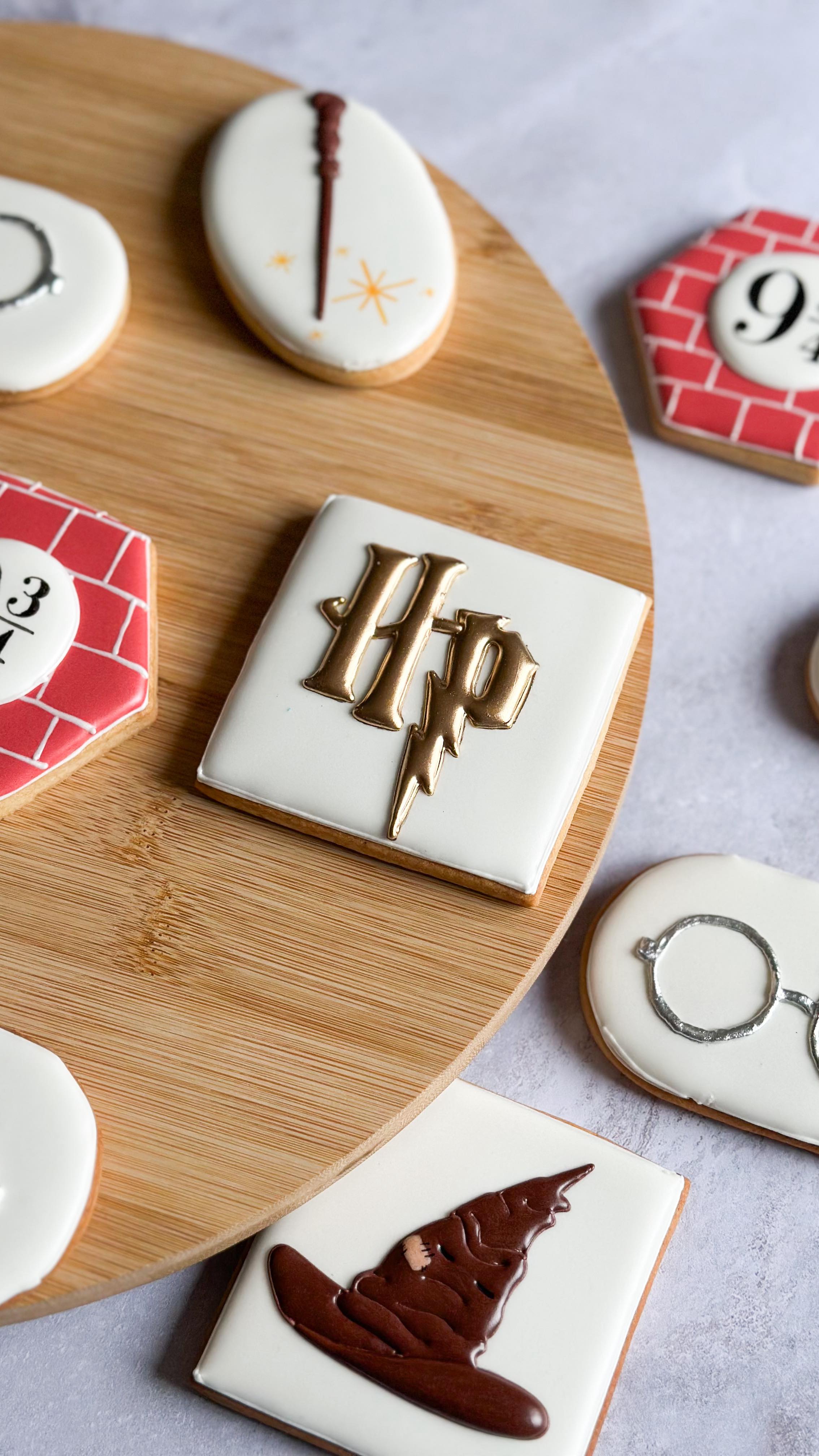 Un coffret Harry Potter en toute simplicité!
La personnalisation va jusque dans les détails, designs simples, complexes, avec ou sans personnages, le prénom, etc.
__________________
Karu Sweets Design | Biscuiterie artisanale & personnalisée
🧑🏾🍳 Christmina, biscuitière passionnée
🍪 Biscuits sur mesure,personnalisés, pour tous les événements
🤲🏾 Entièrement fait à la main, du biscuit au décor
📦 Livraison en France métropolitaine et dans les DROM
🛒 Click & Collect Orly (94)
Commande en MP ou sur le site (délai 14 jours minimum)
www.karusweetsdesign.com
