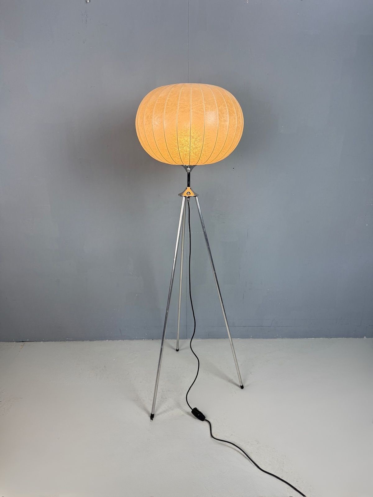 Weekly Collector’s Pick | Cocoon tripod floor lamp in exceptionally beautiful condition. A very atmospheric and stylish piece that fits various interior styles. The lamp is 1.40 meters. Send us a dm for more details.
We’re open every Saturday from 12:00 to 16:00
Tony’s Vintage | Westvlietweg 74-A3, 2495 AB The Hague