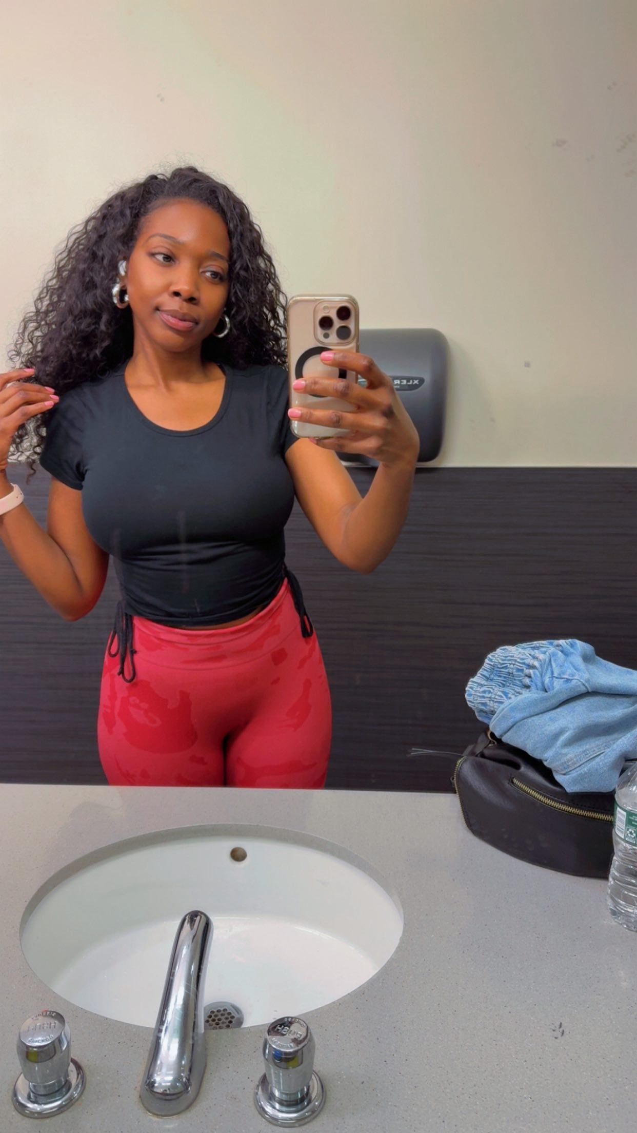 This one’s for my gym girlies who wear sewins, quick weaves, wigs, extensions/weaves💪🏾💇🏾♀️! You don’t have to choose between your fitness goals and your hair. You really can have the best of both worlds🤞🏾
A consistent workout schedule and your desired look is possible with the right prep, products, and routine.
Click the link in bio, join the list & receive your FREE Leave Out Commandments! I share tips for maintaining your leave out, keeping your hair healthy w/ or w/o your sewin, and how to protect your style while getting these workouts in. Product suggestions, hair washing video + more ✨
Stop letting your hair hold you back! Summer bodies are made in the winter ❄️ 👙
#htbdhoney #htbdhair
#motivationmonday #hairandfitness #fitgirlhairtips #sewinmaintenance #gymgirlsdaily