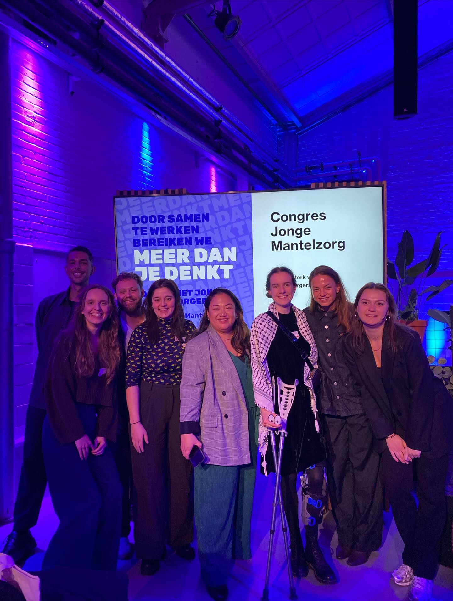 🇳🇱 ZOJONG! IN NEDERLAND 🇳🇱
We werken elke dag keihard aan die mooiere wereld voor jonge mantelzorgers, maar soms is die wereld er gewoon al op kleine momenten en dat geeft hoop. 🥹
Zoals op 24 november in Nederland waar de warmste internationale community uit Ierland, Italië, Nederland en VK samenkwam om te werken aan beleid rond jonge mantelzorg en het te hebben over problemen (en mooie initiatieven!!) over landsgrenzen heen ✨van elke minuut genoten!
En.. ook op 25 november was die mooiere wereld er in het klein voor jonge mantelzorgers. 270 mensen kwam luisteren naar hen en professionals die werken met jonge mantelzorgers. Gek mooie dag 💖
Dus, aan alle lieve jonge mantelzorgers: misschien voel je het nog niet, maar er zijn zoveel meer mensen een betere wereld aan het bouwen, voor jou en alle toekomstige jonge mantelzorgers. 🩷🧡
Op foto 1:
@vanzelfsprekendjmz jullie ontmoeten was één van de meest inspirerende en verbindende ontmoetingen van ons tripje. Jullie strip heeft een vaste plek in ons stekje gekregen! 💚
@alliantiejmz wat een congres! Wat een organisatie! Wat een mooie wereld dat jullie naar voren hebben gedragen. Het congres was hét hoogtepunt van ons jaar (naast de Week van de Jonge Mantelzorger natuurlijk 😄). Op nog veel mooie edities! 🎉
Op foto 2:
@mijn_brus_verhaal dat we jou - na jaren en jaren online te volgen - eindelijk konden ontmoeten en je mooie boek naar huis konden nemen, dat moment zal altijd een speciaal plekje in ons hart hebben. We love you!!! 💛💛💛
Foto 3: deeltje van die warmste internationale community in Amsterdam (from the back - sorryyy)
Foto 4: 🩷🧡🩷🧡
#jongemantelzorg