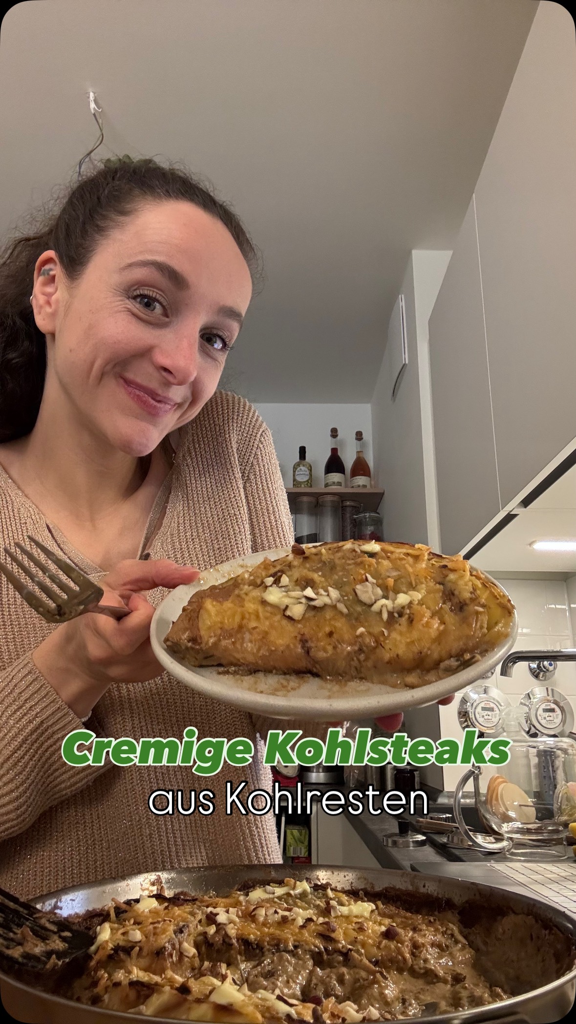 Diese cremigen Kohlsteaks sind das perfekte saisonale Comfort Food für kalte Tage. Wärmend, deftig, zero waste – und der Duft gibt dir SOFORT dieses cozy Winter-Feeling, während es draußen viel zu kalt wird. 🥶⛄️
Speicher dir das Rezept direkt ab, damit kein Kohl mehr im Kühlschrank vergessen wird!
*Werbung*
Das Rezept ist sponsored by @naturata_ag die dir mit rund 300 Bio-Produkten eine tolle Auswahl an hochwertigen Bio-Produkten, auch Fairtrade und Demeter-Qualität liefert. 💚
🥬 Cremige Kohlsteaks – das Rezept
Zutaten:
1/2 Kopfkohl
4 EL Olivenöl (z.B. von Naturata)
1/2 TL Pfeffer
2 TL Salz (z.B. von Naturata)
1 TL Cumin
300 ml Gemüsebrühe (z.B. von Naturata)
2 TL Stärke
1 Zwiebel
1 Knoblauchzehe
2 TL Thymian
1 TL Rosmarin
300 ml Sojacreme (oder Sahne)
100 g (veganer) Reibekäse
100 g Haselnüsse (z.B. von Naturata)
Optional: Mayo oder andere cremige Toppings
Zubereitung:
1️⃣ Kohl in gleichmäßige Stücke schneiden und in Olivenöl 5–7 Min. pro Seite anbraten. Herausnehmen.
2️⃣ Zwiebeln anbraten. Gemüsebrühe mit Sojacreme mischen und (wenn kalt) die Stärke einrühren.
3️⃣ Zwiebeln damit ablöschen, kurz aufkochen und Gewürze hinzugeben.
4️⃣ Kohl in die Pfanne geben (oder alles in eine ofenfeste Form umfüllen).
5️⃣ Käse darüber verteilen und 45–55 Min. bei 180°C Umluft backen, bis der Kohl weich und die Sauce richtig cremig ist.
6️⃣ Mit Mayo-Creme und gehackten gerösteten Haselnüssen toppen. Perfekt. 🤌
💚 Saisonales Gemüse im Winter
💚 Zero-Waste: Kohlreste nicht mehr vergessen
💚 Wärmendes, deftiges Comfort Food mit Gemüse als Hauptrolle
💚 Schnell vorbereitet – der Ofen macht den Rest
Wenn du mehr Zero-Waste-Rezepte, saisonale Küche und leckere Ideen gegen Lebensmittelverschwendung willst: Folge mir für mehr! ✨
#kohlrezept #comfortfood #zerowasteküche #saisonalessen #winterrezepte #lebensmittelretten #pflanzenbasiert #rezeptefürjedentag #einfacherezepte #cozyfood #naturata