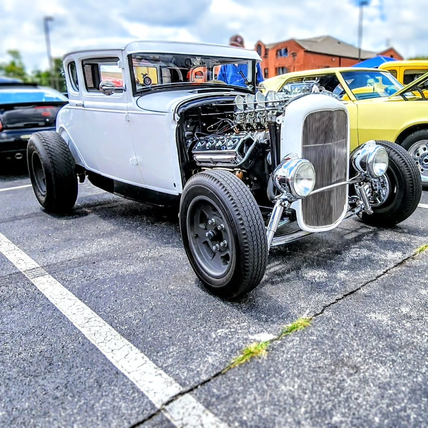 Old-school steel, zero plastic, and all attitude. Nothing beats a real steel body hot rod sittinâ low with that motor wide open for the world to see. This thing looks like it rolled straight out of a 50s speed shop and into the parking lot, ready to terrorize the streets.Drop a âđ„â if youâd cruise this, and tag a friend whoâd daily it if gas was still a buck a gallon.
# cartucky #SteelBody #HotRod #RatRod #CarShow #VintageVibes #AmericanMuscle #OldSchoolCool #CustomBuild