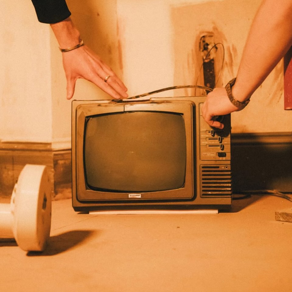 Happy release day to my mates in @weareglass_band with their debut track!
They’ve done a bunch of songs with me for future release but this somewhat outlier of a song seemed like an obvious one to put out first. Full of raw energy and power that was already super present before I represented it with a fairly simple recording and mixing set up. No drum samples, no double tracked guitars, no complex layers of vocals. Just a 4 piece band going at it!
Don’t sleep on this band because they are absolutely mint!