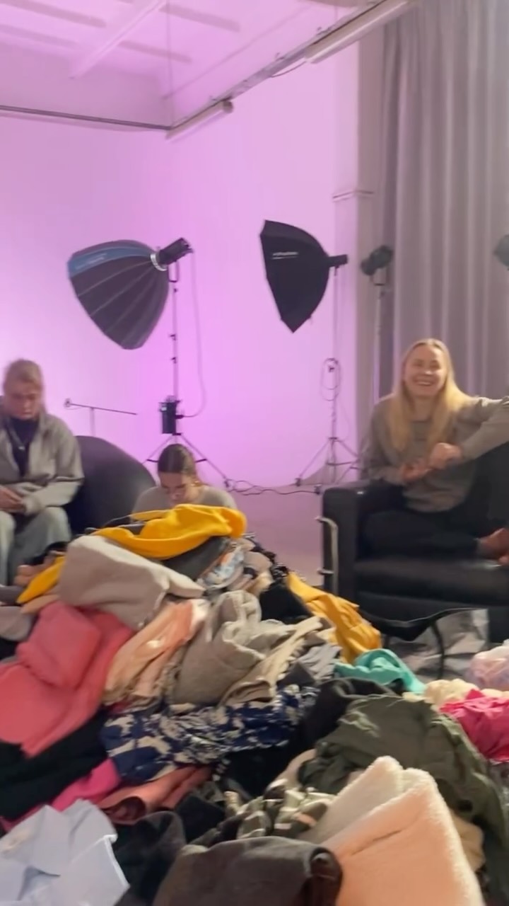 Labai smagu po savo stogu pakviesti tokią šaunią kompaniją! Laikas drauge, drabužiai, kurie surado naujus namus ir dar viena pavykusi spintos revizija!
Ačiū @agnekivere už fantastišką iniciatyvą ir, kad pasirinkote maintuvėms @studio101.lt 🫶🏻
#fotostudijakaune #videostudijakaune #fotostudija #podcaststudio #renginiai #kaunas #maintytuves #spintosrevizija