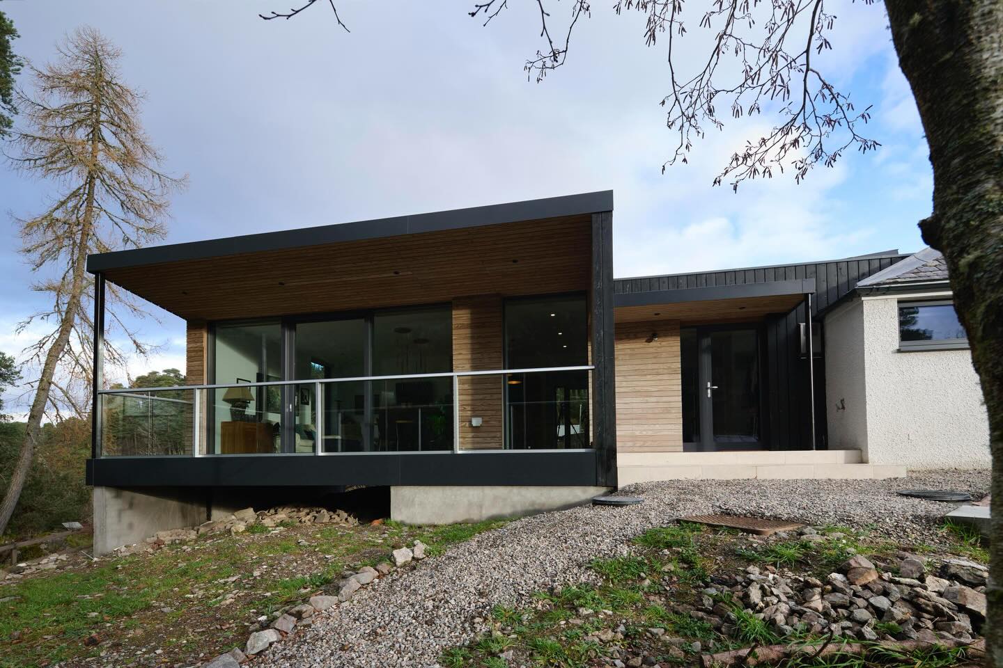 Another completed project using our Thermax and Horizon aluclad windows and doors. Thermax and Horizon both come triple glazed as standard to give you extremely low U values. Horizon always has a lift and slide mechanism built in to ensure you can slide that triple glazing around with ease. Performance should never be at the expense of practicality