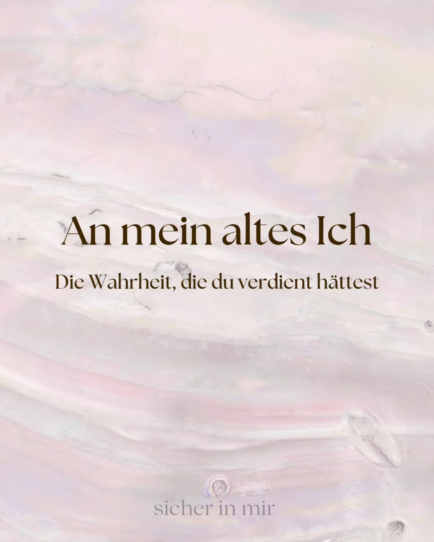 Manchmal fühlt es sich so an, als würden wir im Alten feststecken.
Als würden die gleichen Muster, die gleichen Gefühle, die gleichen Zweifel immer wieder zurückkommen und uns daran erinnern, wie sehr wir früher funktionieren mussten, um irgendwie klarzukommen.
Aber an dein jetziges Ich:
Du steckst nicht fest.
Auch wenn es sich genau so anfühlt.
Es bewegt sich etwas in dir, selbst an Tagen,
an denen du sicher bist, dass gar nichts passiert.
Manche Entwicklungen sind leise.
So leise, dass du sie erst rückblickend hörst.
Du darfst weiteratmen.
Weitergehen.
Weiterfühlen.
Auch wenn du nicht weißt, wohin genau.
Es wird Zeiten geben, an die du heute noch nicht glauben kannst.
Momente, in denen sich etwas löst,
von dem du dachtest, es wäre ein fester Teil deiner Identität.
Wunden, die du so lange getragen hast,
dass du sie für dein Wesen gehalten hast,
werden leichter.
Nicht über Nacht, aber spürbar.
Und du wirst merken:
Du bist nicht stehen geblieben.
Du bist gewachsen.
Trotz allem.
Mit allem.
Dein altes Ich musste überleben.
Dein heutiges Ich darf leben.
Und genau darum lohnt es sich, weiterzugehen.
Alles Liebe
Carola
NERVENSYSTEMARBEIT
EMBODIMENT
TRAUMASENSIBEL
SICHER.IN.MIR
SYSTEMISCHES COACHING
REGULATION