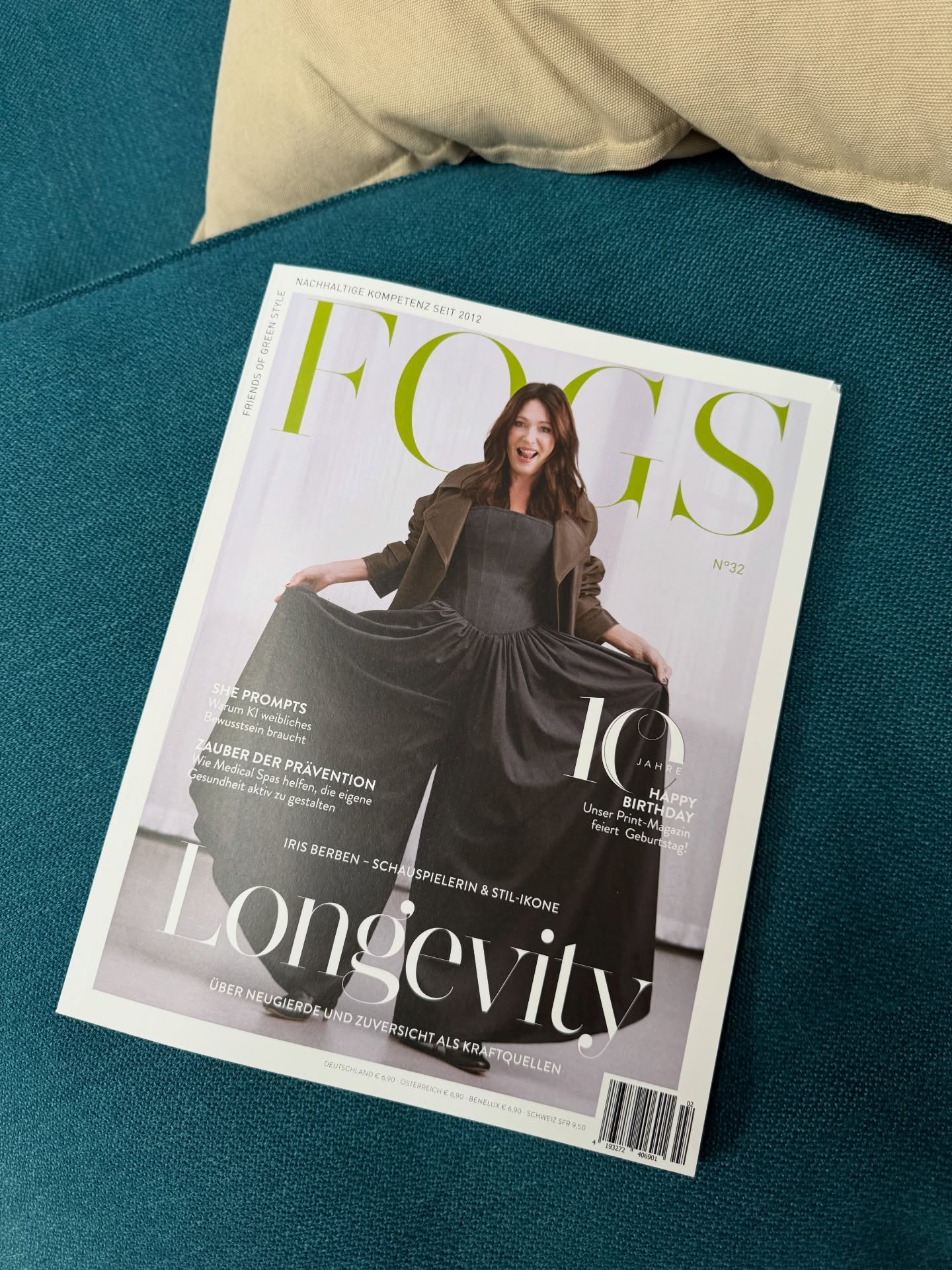 Seit mehr als 50 Jahren steht @iris_berben vor der Kamera. Die 75jährige Schauspielerin ist mit ihrer jugendlichen Art, ihrer positiven Ausstrahlung, ihrer unangepassten Haltung und ihrem Engagement für Demokratie und Menschenwürde stets ein unglaublicher Publikumsliebling. Umso mehr haben wir uns gefreut, dass sie uns für die Titelstory des Nachhaltigkeits-Magazin FOGS besucht hat. Die Fotos wurden von @robinkater gemacht.
@fogs_magazin
Photo: @robinkater
Styling: @_anitabauer_
Haut & Make-up: @philippverheyen