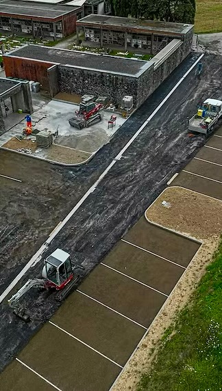 Riqualificazione dell’area esterna del Cimitero di Loppia | Comune di Barga
Condividiamo il video del progetto di riqualificazione realizzato nell’area del Cimitero di Loppia, un intervento inserito nel più ampio percorso di valorizzazione che coinvolge anche la vicina Pieve di Santa Maria Assunta, luogo storico e culturale del territorio barghigiano.
L’opera, affidata dal Comune di Barga, ha previsto:
• la sistemazione dei parcheggi e delle vie di accesso;
• la realizzazione dei nuovi camminamenti e delle pavimentazioni in pietra;
• il miglioramento della fruibilità e dell’ordine dell’intera area esterna;
• un intervento armonizzato al contesto paesaggistico e architettonico.
Si tratta di un progetto che contribuisce in modo concreto al decoro urbano e alla valorizzazione di uno dei punti più significativi della comunità, migliorando accessibilità, sicurezza e qualità degli spazi.
Un ringraziamento al Comune di Barga per la fiducia e a tutta la squadra di Costruire Srl, impegnata nel portare avanti lavorazioni curate, funzionali e rispettose del contesto storico in cui si inseriscono.
Di seguito il video dedicato al progetto.
#CostruireSrl #comunediBarga #LavoriPubblici #Toscana