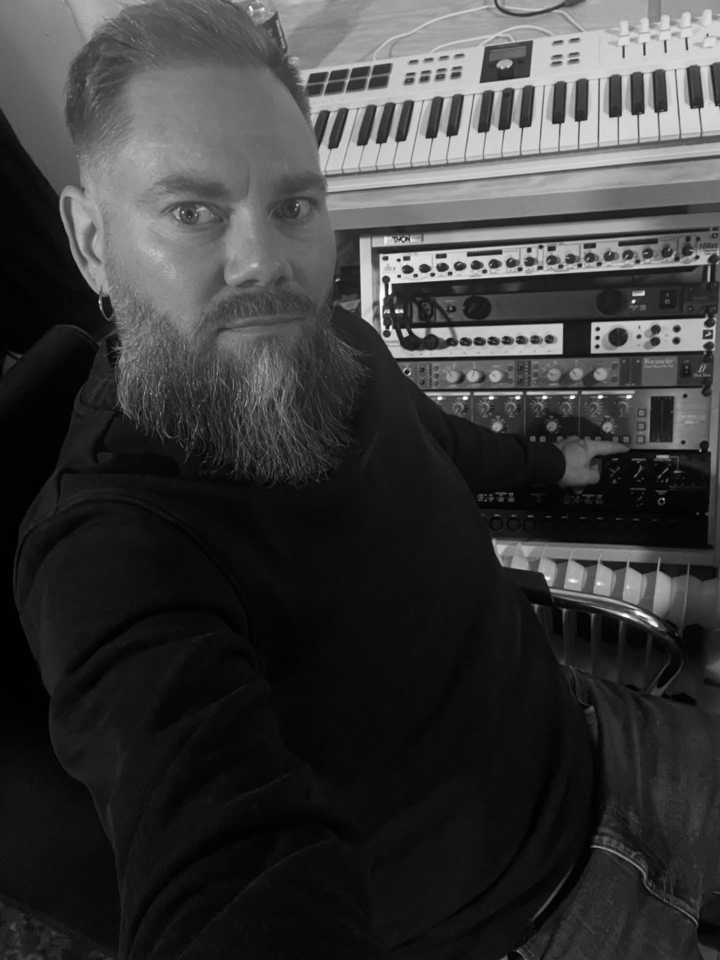 Ai tätä iloa ja onnea😃 me saatiin perheenlisäystä! Nimittäin uusi Preamp ja ei mikä tahansa Preamp vaan SSL oikea kruunun jalokivi, kuulemma soi niin kauniisti ja hienosti, mutta katsos, se tuli mulle valmiiksi paskana. Se ei siis edes käynnisty ollenkaan. No vähiin jäi testaamiset. Nyt tämä hiomaton timantti lähtee takaisin tehtaalle ja uusi tulee varmaan vasta ensi vuonna 🫶🏻🎼 no onhan jotain mitä odottaa 😃🔥
#ssl #preamp #aikainenjoulu #viallinen #rikkinäinen #paskana #äänitysstudio #hyväätuuria #tuuri