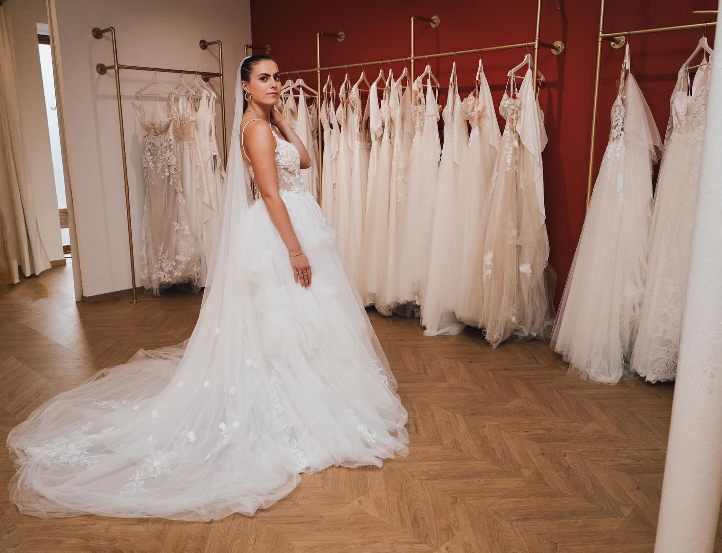 ✨ Élégance & Douceur ✨
Quel bonheur d’accompagner nos futures mariées dans la recherche de LA robe…
Ici, un sublime modèle romantique et volumineuse, avec une traîne aérienne et des détails floraux qui célèbrent toute la magie du grand jour. 🌸
Chaque essayage est un moment unique, rempli d’émotions et de sourires… et nous sommes honorés d’en faire partie.
N’attendez plus pour réserver votre essayage ✨
👩🏼 @louanne_g
👗 @ameliebridal
📸 @c.ridez.photographe
📍 Les Robes de Victoire
138 rue Pasteur – 74700 Sallanches
📞 06 30 85 50 57
📧 lesrobesdevictoire@gmail.com
#mariage #robedemariée #weeding #weedingday #mariée #love #robedesoirée #sallanches #pourtoi