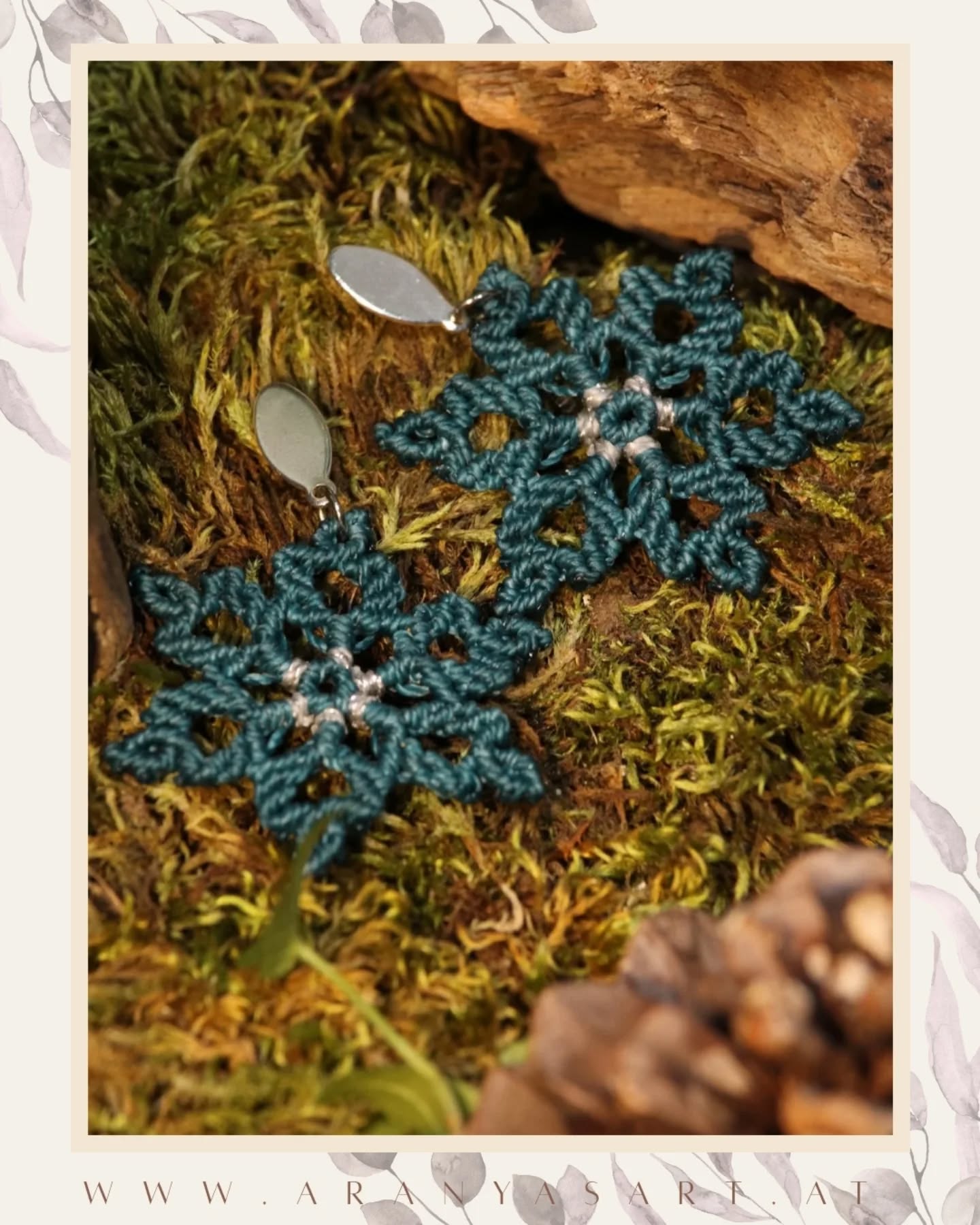 Guten Morgen ihr Lieben🤗❄️!
Heute öffnen wir das 2. Türchen und tauchen ein in die Welt des Winters.
💙Hinter dem heutigen Türchen verstecken sich meine wunderschönen Makramee Schneeflocken Ohrringe in der Farbe Petrolblau!
Die Farbe Petrolblau symbolisiert Tiefe, Klarheit und Ruhe – eine stilvolle Abwechslung zu den klassischen Weihnachtstönen.
Ein Highlight für deinen Winter-Look 🤗❄️💙
Diesen Schatz hinter dem 2. Türchen findest du bereits in meinem kleinen Shop! 👉🏼Link in Bio👈🏼 www.aranyasart.at
Herzliche Grüße
Katharina
✨🤗🫶🏼
#adventskaleder
#schneeflocken❄️ #makrameeohrringe