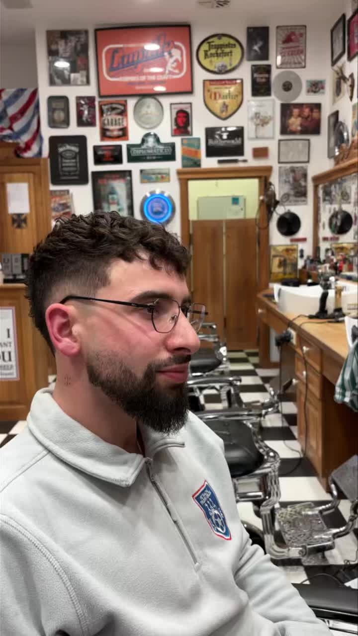 🇫🇷⬇️
Heute möchten wir euch eine beeindruckende Arbeit von Diogo aus dem Oldschoolbarbers Wemperhardt präsentieren. ✂️🔥
Hier trifft echte Präzision auf zeitlosen Stil – ein Ergebnis, das überzeugt und im Gedächtnis bleibt. 💈✨
Aujourd’hui, nous vous présentons une réalisation impressionnante signée Diogo de chez Oldschoolbarbers Wemperhardt. ✂️🔥
Ici, la vraie précision rencontre le style intemporel – un résultat qui séduit et marque les esprits. 💈✨