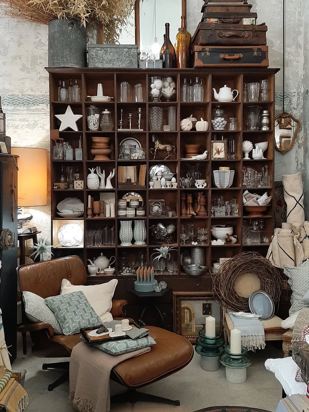 quando mi chiedere cosa ho in emporio rispondo UN MONDO e se mi scoprite è perché è anche il vostro.
Niente è inarrivabile ma nemmeno cheap, niente è indispensabile ma nemmeno banale.
Se cercate qualcosa di speciale, di unico, oggetti con una storia scelti o creati per entrare in un nuovo racconto quotidiano ecco, non potete non passare a trovarmi.
Sarò in emporio tutti i giorni fino al 23 dicembre, dalle 10,30 alle 19,30, sempre meglio fare una telefonata prima però!
(Numero e indirizzo nei contatti nella bio)
Il 13 è 14 dicembre, invece, mi trovate al mio mercato del cuore @chiostroinfiera
nei padiglioni coperti nel Chiostro del @museodiocesanomilano
#emporiomikica
#milanoshopping
#collezionismo
#eleganzamilanese
#charleseamesloungechair