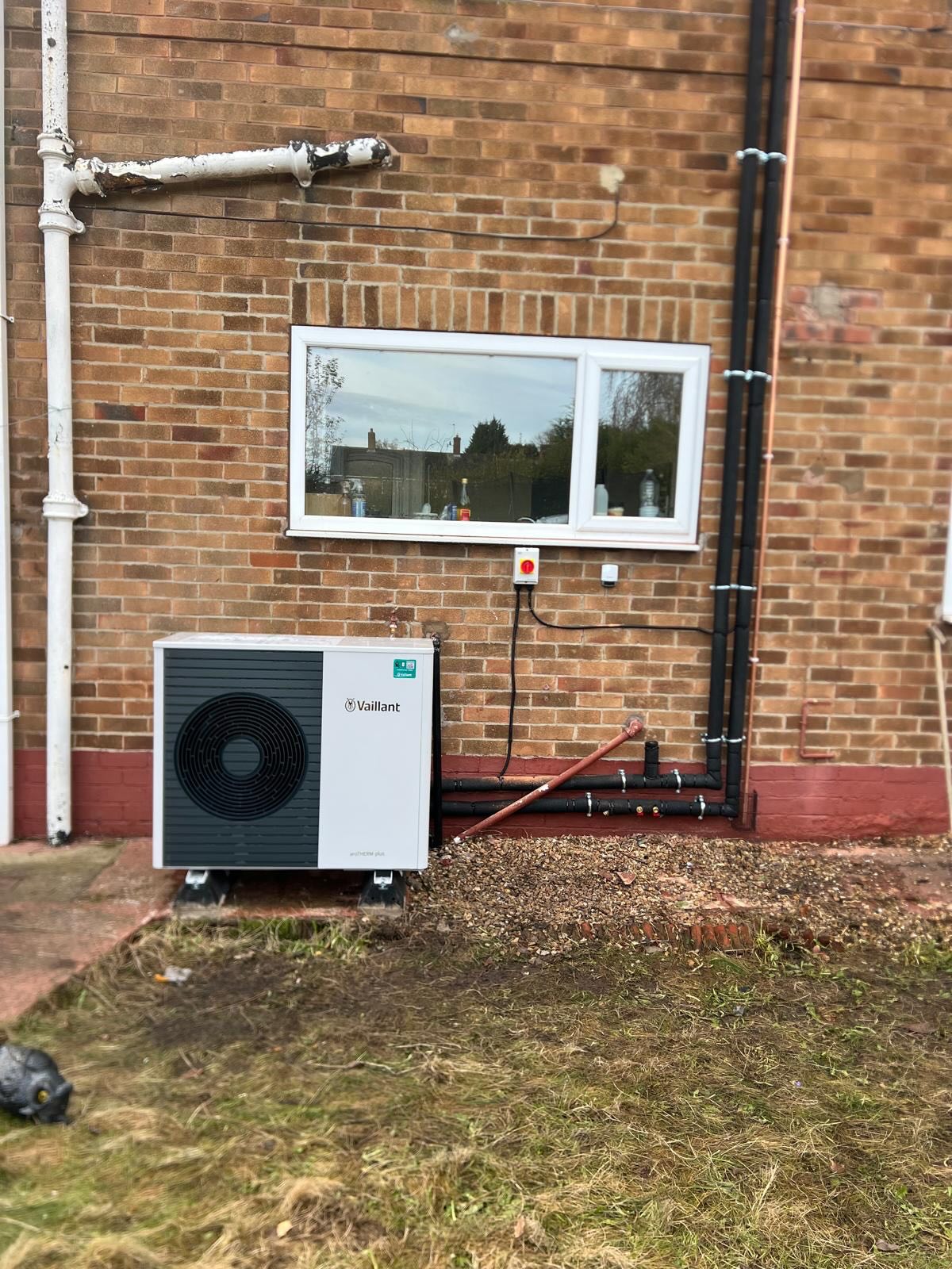 25 year old knackered boiler ❌ Brand new AroTherm plus ✅ Excellent retrofit in Nottingham as part of a major renovation. Another premium installation at an affordable price, blessed with today’s news that Rachel from accounts is looking to refund 75% of the Energy Company Obligation levy back to the tax payer against electricity prices, making the transition to electric heating even more appealing. #NetZero #AirsourceCompany #AroThermPlus #Budget2025 #RachelFromAccounts