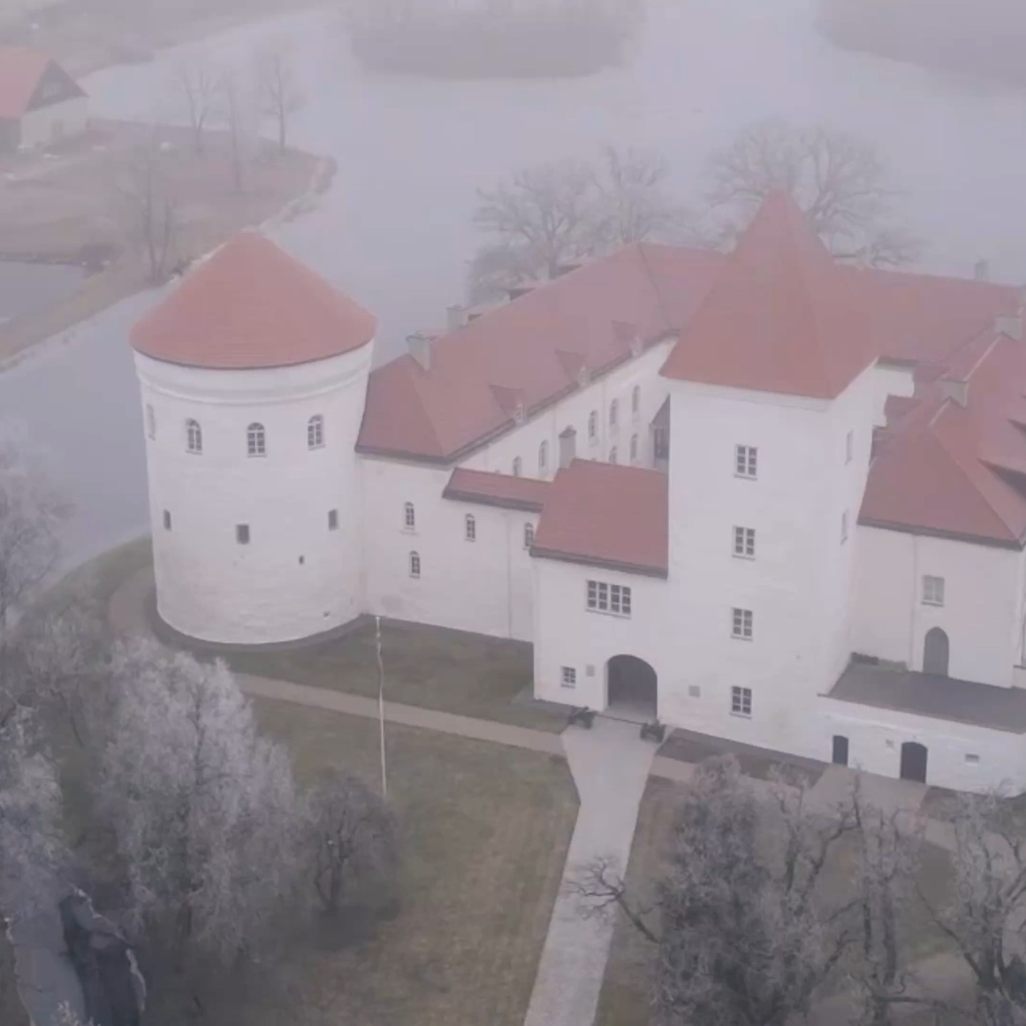 ✨ Olgu see pidulik tähistamine, inspireeriv konverents või oluline ärikohtumine – meie elegantsed ruumid loovad täiusliku tausta sinu sündmusele.
🎉 Pulmad, sünnipäevad, konverentsid ja ärikoosolekud.
Võta ühendust ja küsi pakkumist:
✉ info@koluvere.com
www.koluvereloss.com