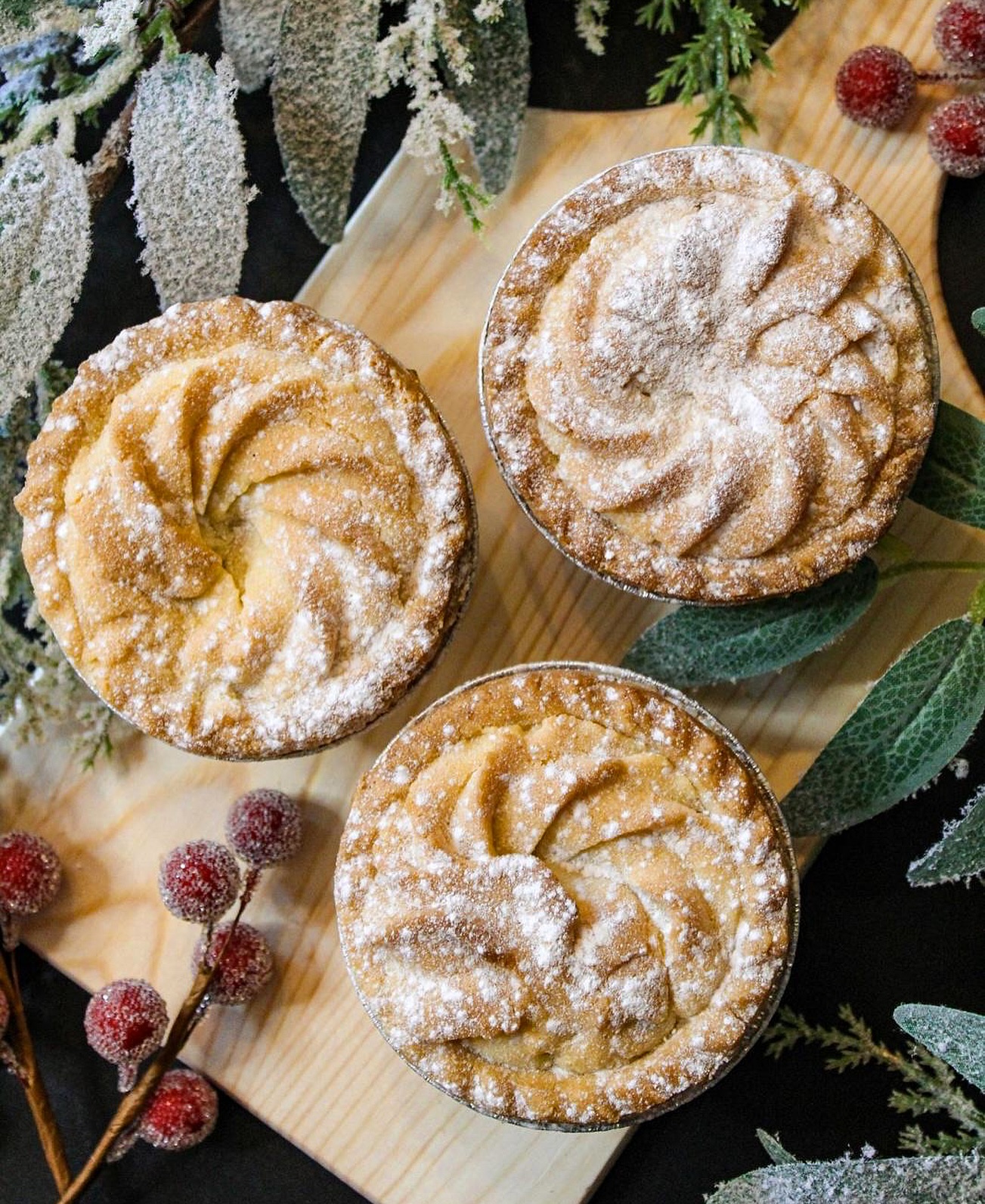 Did you know we stock freshly baked mince pies from @thebakewellbakery … 🥧✨
Choose your favourite -
Deep Filled, Viennese, Frangipane or Shallow - and enjoy them warm with a cosy cuppa.
💫£4.50 per box of 3 in-store
💫3 boxes for £11.50 online at www.bakewellpuddingshop.co.uk/online-store
Indulge in a little festive joy. 🎄
#mincepies #mincepieseason #onlinestore #christmasgifts #christmasfood #festivefood #goodfood #visitpeakdistrict #peakdistrict #sweettreat #bakewellbakery #bakewell #oldoriginalbakewellpuddingshop