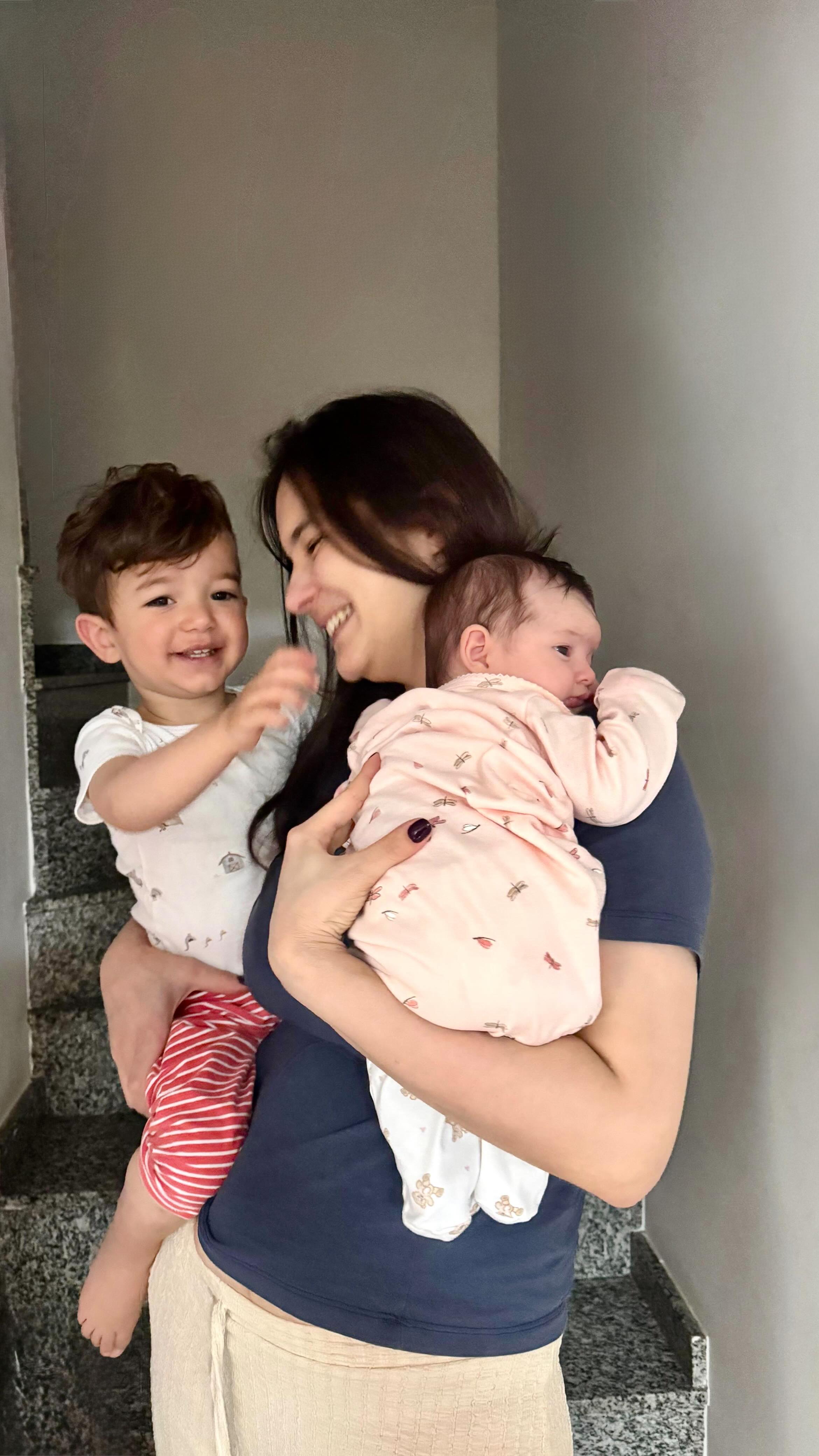 Às vezes, na maternidade, os dias ficam tão pesados que a única coisa que a gente consegue fazer é a próxima coisa. E, se eu pudesse dar um conselho, seria esse. Tem dias complicados, dias que parecem não ter fim. Nesses momentos, só faça a próxima coisa.
Não pense no amanhã, não pense se você vai dar conta, não pense no que será da sua vida, dos seus filhos ou dos seus problemas. Só faça a próxima coisa. Coloque sua atenção nisso. Deus está com você em cada passo.
E, acredite: vai chegar o dia em que você vai olhar para trás e pensar “passou… eu venci”.
Se hoje está difícil, receba o meu abraço.
E, se lembrar de uma amiga que também precisa ouvir isso, envie para ela.
Dica de amiga 🫶🏻
#maternidadereal #maternidadeconsciente #autocuidado #psicologiamaterna #atençãoplena #vidareal