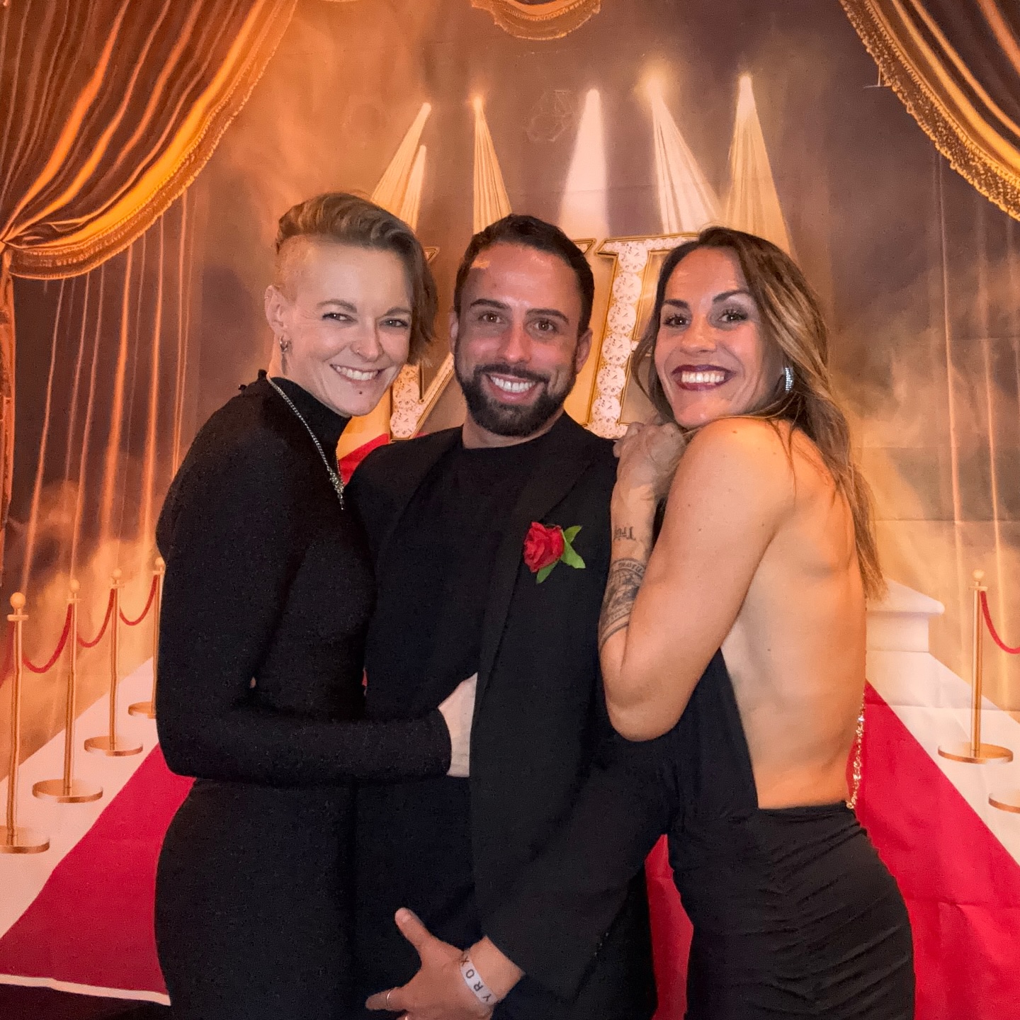 🎤 Le speech des coachs
Nous sommes très heureuses d’être avec vous pour cette première réception des Awards de la Team Spartcamp.🏆
Merci à toutes et tous d’avoir joué le jeu et d’avoir fait l’effort de vous pimper — on sait que pour certains, il a fallu faire preuve de beaucoup de courage 😉
Ce soir est l’occasion de nous retrouver et surtout de mettre à l’honneur celles et ceux qui se sont distingués cette année.
C’est-à-dire vous tous.
Car chez Spartcamp, il n’y a pas de personne spéciale : vous êtes l’unité, l’âme et la force de cette communauté que nous avons créée il y a sept ans, avec nos doutes et une détermination que peu ont vue.
Le sport nous rappelle ce qui compte vraiment :
le respect, l’humilité, le dépassement de soi, la passion, parfois la résilience.
Des valeurs qui nous accompagnent bien au-delà du sport.
Alors une question pour vous : êtes-vous prêts à vous fixer de nouveaux objectifs en 2026 ?
Le vrai enjeu n’est pas de savoir si vous pouvez, mais si vous en avez l’envie et la vision.
Ce soir, on veut vous dire ce que peu de coachs disent :
nous vous aimons.
Parce que vous incarnez ce sport, cette discipline, cette famille.
🙏Merci de nous aider à grandir, à évoluer, à devenir meilleures.
☺️Nous sommes fières de cette communauté créée de nos mains, fières de vous voir évoluer et fières de ce que Spartcamp est… et deviendra encore.
Merci d’être vous.
Merci de faire battre Spartcamp.
Continuons à prendre du plaisir, à nous dépasser et à écrire ensemble la suite de cette histoire. ✨