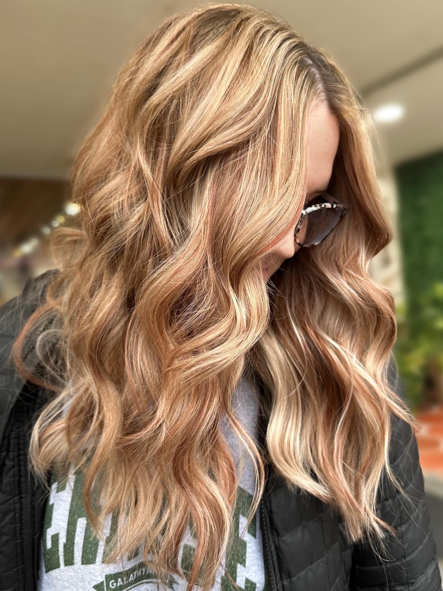 That honey blonde glow with just a kiss of copper… chef’s kiss 🔥✨
.
.
.
Located inside Downtown Roots Salon
📍 321 Clinton St Defiance Oh
💻 BeautiByMandi.com