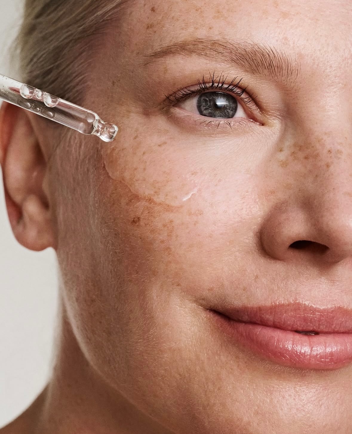 Pigmentflecken? Das hilft WIRKLICH.⬇️ Jetzt hast du endlich weniger dunkle Spots und mehr Glow - mit einer Routine, die deine Haut wirklich verändert.
🌜Abends: 2–3 Tropfen skjur® Anti-Pigment Serum auftragen (Augen aussparen)
☀️ Morgens: mit skjur® Sonnenschutzserum LSF 50 kombinieren
→ schützt vor neuen Flecken & sorgt für einen ebenmäßigeren Teint
Sanft. Wirksam. Dermatologisch entwickelt.
Für Haut, die ruhiger wird und Tag für Tag klarer aussieht.
#skjurshop #pigmentflecken #weihnachtswünsche