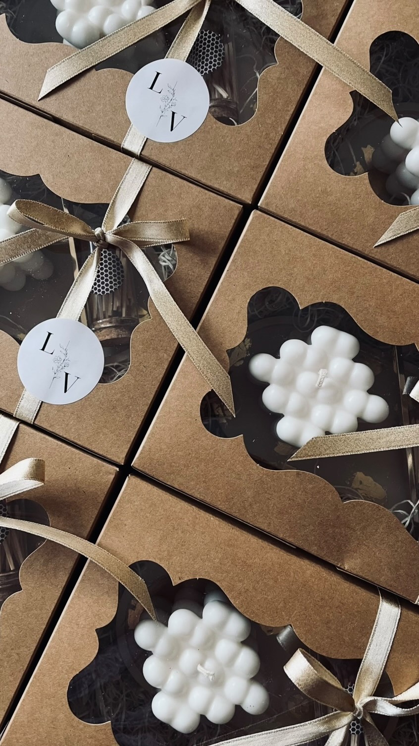 🎄 Am 6.12. sind wir wieder am Weihnachtsmarkt in Beckenried anzutreffen – von 10:00 bis 18:30 Uhr. 🥰
Hier ein kleiner Spoiler, was unser Kerzenangebot betrifft: alles handgegossen 🕯️✨
Nebst den Kerzen findet ihr natürlich auch die beliebten Markamee-Engel – in neuen sowie vertrauten Farben – und viele weitere handgemachte Schätze aus Jesmonite.
Wir freuen uns jetzt schon auf euren Besuch. 🤎🥰🫶🏻
#laviaatelier #lvatelier #weihnachtsmarkt #weihnachtsdeko #christmas #christmasvibes