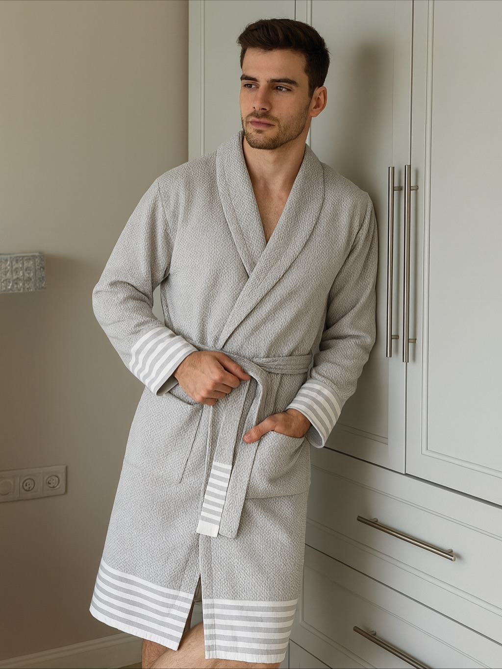 Историята зад нашия халат 🪄
Всичко започна от един на пръв поглед малък, но всъщност много познат проблем —
всеки халат, който купувахме, беше или тежък, или твърде мокър, изсъхваше бавно, или просто не изглеждаше добре.
В един момент се запитахме:
„Защо никой не е направил халат, който едновременно да е красив, лек, удобен и практичен?“
Започнахме да търсим перфектната материя. Искахме нещо, което „диша“, не задържа влага, изсъхва бързо и остава свежо — без онова неприятно усещане, когато хавлиеният халат започне да тежи, да мирише и е мокър с всеки ден.
След месеци проби, мостри и разговори с производители, открихме тъканта, която промени всичко:
специална плетка “ Diamond waffle weave“ създадена за комфорт, лекота и дълготрайност.
После дойде дизайнът. Не искахме просто халат —
искахме дреха, която стои красиво, изчистено и модерно.
Създадохме раираните детайли, които му придават стил, и кройка, която подчертава силуета, без да ограничава движението.
И когато облякохме първия завършен модел, си казахме:
„Ето това е халатът, който трябваше да съществува отдавна.“
Създадохме го първо за нас.
За уютните утрини.
За моментите след баня.
За онова тихо усещане, че у дома ти е добре.
И когато приятели и клиенти започнаха да казват:
„Искам същия! Точно това търсех.“
— разбрахме, че този продукт няма как да остане само нашата малка тайна.
Днес го споделяме с вас.
Халат, в който всяка детайлна линия и всяка нишка са създадени с мисъл за комфорт, лекота и усещане за „дом“.
Вземете сега с намаление по случай черен петък. Офертата е с ограничено време! Побързай👇🏼
www.estrellamarina.bg
#estrellamarina
#estrellamarinabg
#bathrobe
#robe
#morningrobe