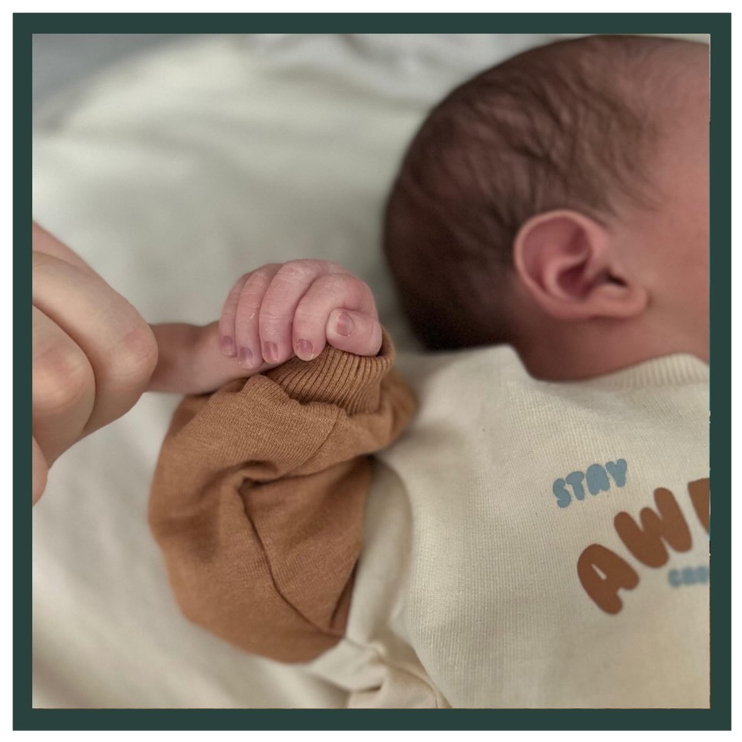 WELKOM GÖKTUĞ 🩵
Op woensdag nacht 19 november mochten we deze prachtige jongen verwelkomen!
Zijn naam is Göktuğ en hij woog 3425 gram bij zijn geboorte.
De zwangerschap verliep soepel voor Dilruba en ze keek enorm uit naar de komst van haar kleine man. De laatste weken waren gevuld met gezonde spanning.
Dat de bevalling al bij 38+4 zou starten, kwam dan ook als verrassing! De eerste weeën dienden zich aan en binnen no-time werd duidelijk dat het serieus was. Na twee uur regelmatige weeën kwam Solange op huisbezoek en bleek Dilruba al 7 cm ontsluiting te hebben! Wat een start!💪🏻
We vertrokken naar het kraamhotel, waar de sfeer warm en fijn was. De weeën werden snel krachtiger en Dilruba vond ontspanning en verlichting in het warme water. Ze pakte elke wee vol vertrouwen aan.
Langzaam ontstond persdrang en na het breken van de vliezen ging alles nóg sneller! 🩵
Om 00:32 was hij daar: hun mooie zoon, slechts 4 uur na de eerste wee! 🌟
Een krachtige, natuurlijke geboorte waarin Dilruba volledig haar eigen kracht liet zien. Super trots op deze mama! 💙
Lieve Dilruba en Serkan,
Nogmaals gefeliciteerd! We wensen jullie heel veel liefde, gezondheid en geluk samen 🍀
Liefs, Team LEV 🤍
#verloskundigenlev #liefdevol #vertrouwd #LEV #persoonlijk #zwanger #bevalling #kraambed #zoon #ouderschap #trots