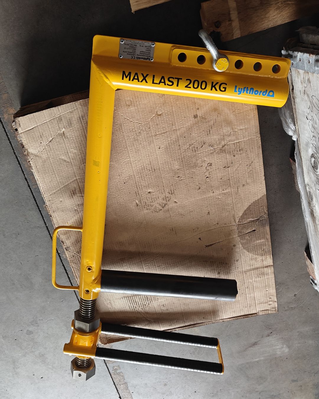 Vi ser ett stort värde i att åka ut till kunden och lyssna på behoven hos de som använder lyftverktygen. Sen jobbar vi tills problemet är löst och kunden är nöjd.
För LKAB i Svappavaara utvecklade vi ett lyftverktyg för en pumpdetalj som länge varit svår att lyfta.
Lyftverktyget har en kapacitet på 200 kilo. Pumpdetaljen kan spännas fast ordentligt med en trapetsskruv och mutter, så att lyftet går både enkelt och säkert.
Behöver ni hjälp med kluriga lyft? Hör gärna av er!
info@lyftnord.se | 0980-16469
#lyftverktyg #säkralyft #kundanpassat #arbetsmiljö #specialanpassning