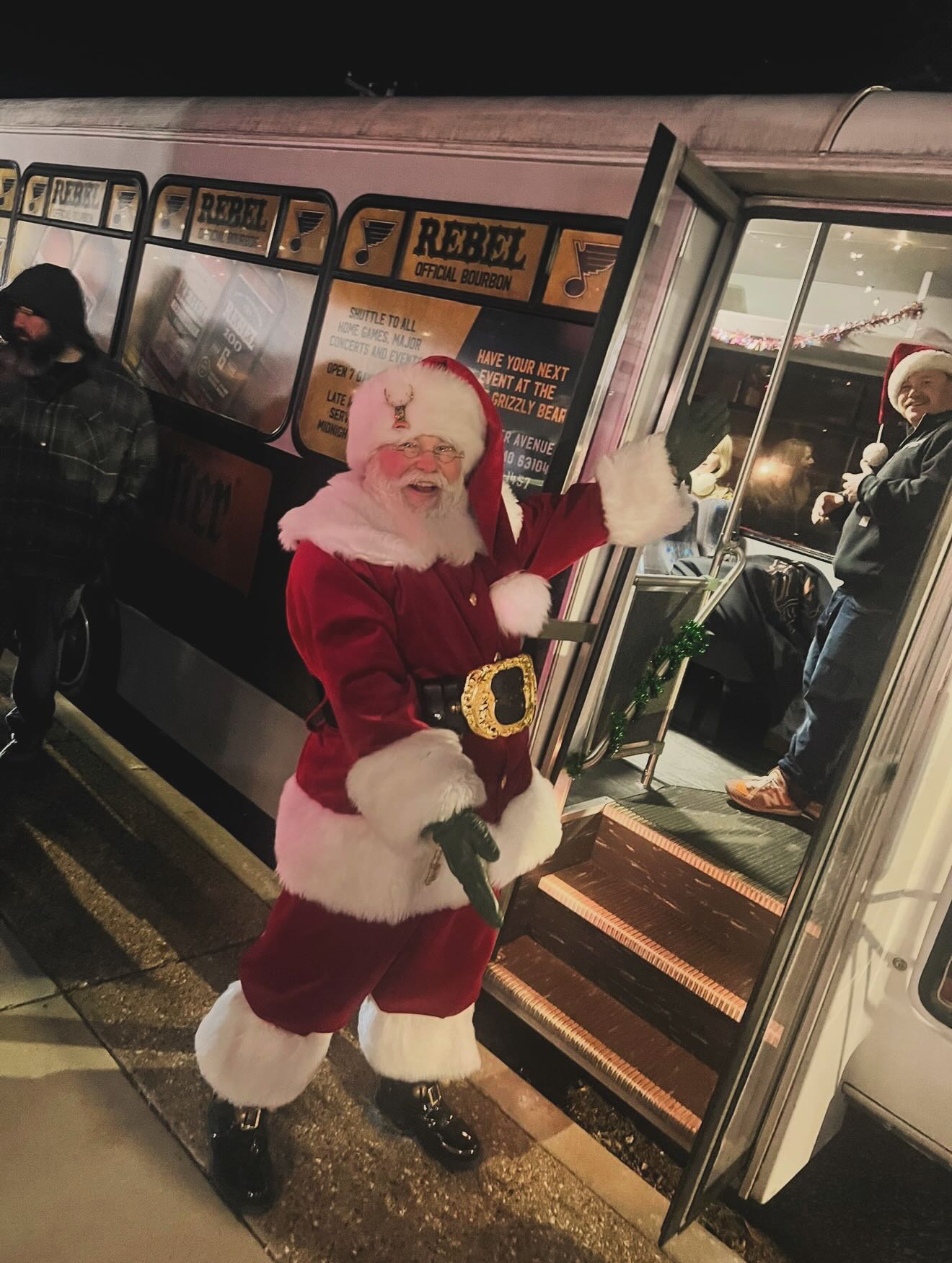 Night Market plans = upgraded 🥃✨
Jump on the Whiskey Tasting Shuttle Bus from @greatgrizzlystl and enjoy FREE whiskey tastings while cruising the market tonight!
⏰ 4–9 PM | 🎄 Holiday vibes included
@greatgrizzlystl