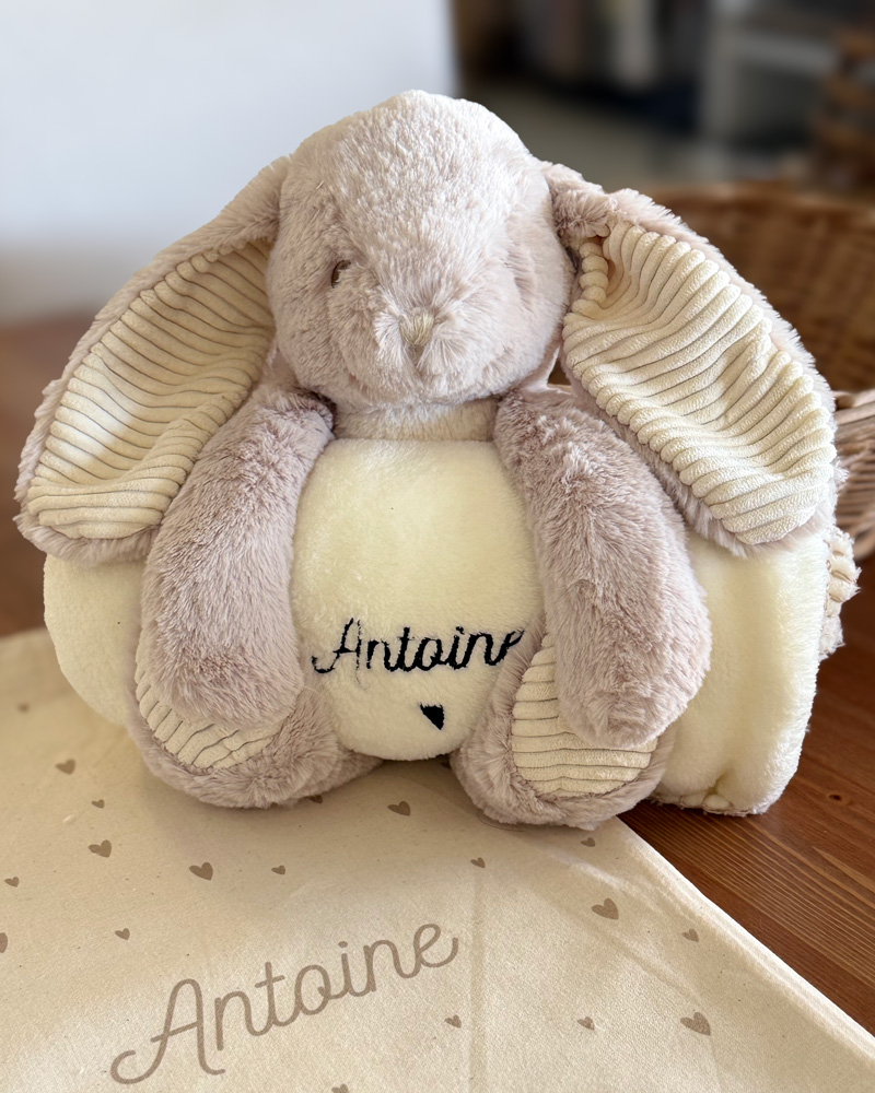 Un petit aperçu de la magie qui se passe à l’atelier… ✨
Un doudou qui le suivra partout, la couverture pour toute la douceur, le pochon pour ses petites affaires… Un trio pensé pour accompagner bébé dans chaque moment tendre 💛
Je personnalise chaque pièce avec soin, pour créer un cadeau unique, plein d’émotion et vraiment fait pour lui. Un cadeau de naissance qui marque les cœurs ou une idée parfaite à glisser sous le sapin pour un premier Noël tout doux 🎁🌙
Envie de créer le vôtre ? ✨
#cadeaunaissance #cadeaupersonnalisé #naissance2025 #idéecadeau #bébé2025 #doudoulapin #couverturebebe #chambrebebe #futuremaman #maman2025 #cadeaubébé #bébedouceur #cadeaunoel #ideecadeaunoel #cadeauunique #luzetnina
#