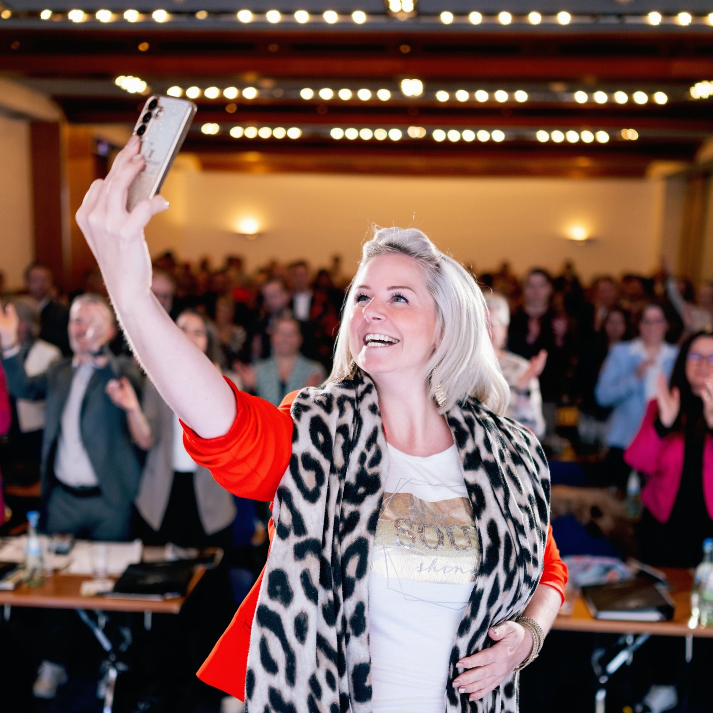 Die meisten warten auf ihren großen Auftritt – dabei stehen wir längst mitten auf der Bühne unseres Lebens. 🎤✨
Beim Expertenkongress Frankfurt 2025 zeigte ich, dass diese Bühne überall ist:
👉 im Business – Meetings, Verhandlungen, Präsentationen
👉 im Alltag – Familie, Hobby, Sport
Mut. Haltung. Präsenz.
Das ist die Kombination, die Erfolg formt.
Mut öffnet die Tür.
Haltung zeigt, wofür du stehst.
Präsenz sorgt dafür, dass man dich nicht vergisst.
Als Expertin für Performance sehe ich täglich, wie Menschen aufblühen, sobald sie aufhören, sich kleiner zu machen, als sie sind.
Wirkung entsteht nicht durch Perfektion – sondern durch echtes Auftreten im richtigen Moment.
Also sag mal ehrlich:
Auf welcher Bühne deines Lebens willst du heute größer auftreten? 🔥
#Performance #Mut #Haltung #Präsenz #Erfolg #Mindset #PersonalGrowth #Leadership #SelfLeadership #BühneDeinesLebens #SpeakerLife #Frankfurt #Expertenkongress2025 #VirginiaLarcher
Foto: @justin_bock_ey