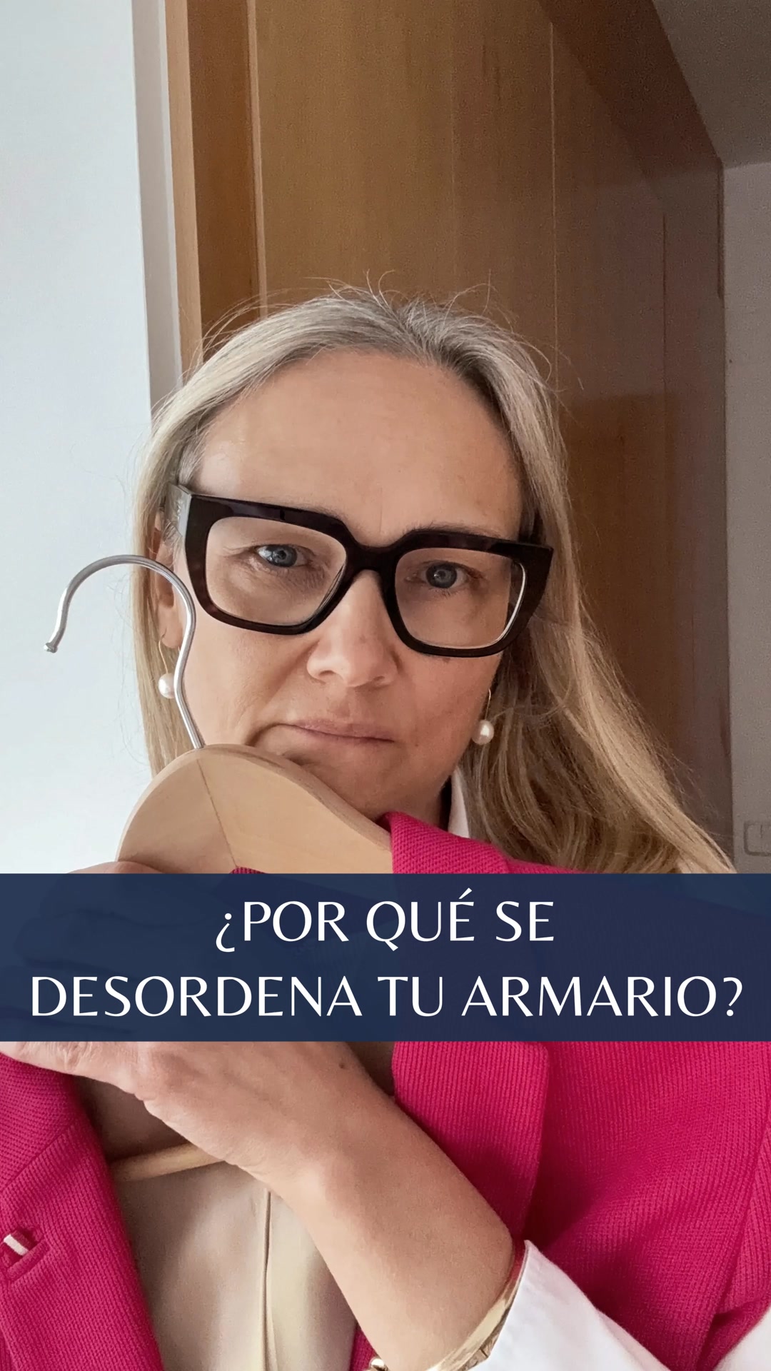 ¿Por qué se desordena tu armario de ropa una y otra vez?🤷♀️
¿Puede ser que haya algo de más?🤷♀️
¿Algo que no cabe, que no debería estar ahí, pero que no te permites sacar?🤷♀️
Acompaño a personas en tu situación, a salir del desorden y la acumulación de objetos para siempre, dejando de tener que estar siempre ordenando y haciendo cambios de armario, y te cuento qué suele sobrar en los armarios de las personas a las que acompaño:🎯
1- Exceso de indecisión. 😞
¿Lo tiro? ¿No lo tiro? ¿Lo doy?
2- Exceso de no me escucho.😞
Estos zapatos me aprietan, pero volveré a ponérmelos y a fastidiarme una noche más.
3- Exceso de no quererme tal y como soy hoy. 😞
No me vale, tengo que adelgazar, así que aquí lo dejo para verlo y maltratarme cada día diciéndome que no estoy bien y que he de adelgazar.
3- Exceso de “por si acasos”.😞
Ya no se llevan los pantalones con esta pata de elefante, pero por si acaso se vuelven a llevar guardaré los tres.
4- Exceso de culpa.😞
No me lo he puesto ni me lo voy a poner. Con el dinero que me costó…..
Lo compré y me equivoqué.
Que se quede aquí representando esta incomodidad sin dejar espacio para una prenda que podría disfrutar.
¿De qué está lleno tu armario que no te permites sacar?🤔
Si deseas salir del desorden y acumulación de objetos de toda una vida, te ofrezco mi acompañamiento profesional, escribe la palabra "CASA" 🏡, nos conocemos, hablamos y vemos si es para ti mi programa de acompañamiento en el que semana a semana ordenarás toda tu casa✨ .
#tresinteriores #LibérateDelDesorden #DesapegoConsciente #SoltarParaCrecer #AdiósAcumulación #VivirSinDesorden #PsicologíaDelOrden #CreenciasQueAtrasan #CambioDeMirada #BloqueosYDesorden #MenteOrdenadaVidaOrdenada #OrdenYBienestar #MujeresQueTransforman #ReinventaTuVida #AdiósAcumulación #ViviendoLigera #CrecimientoPersonalMujer