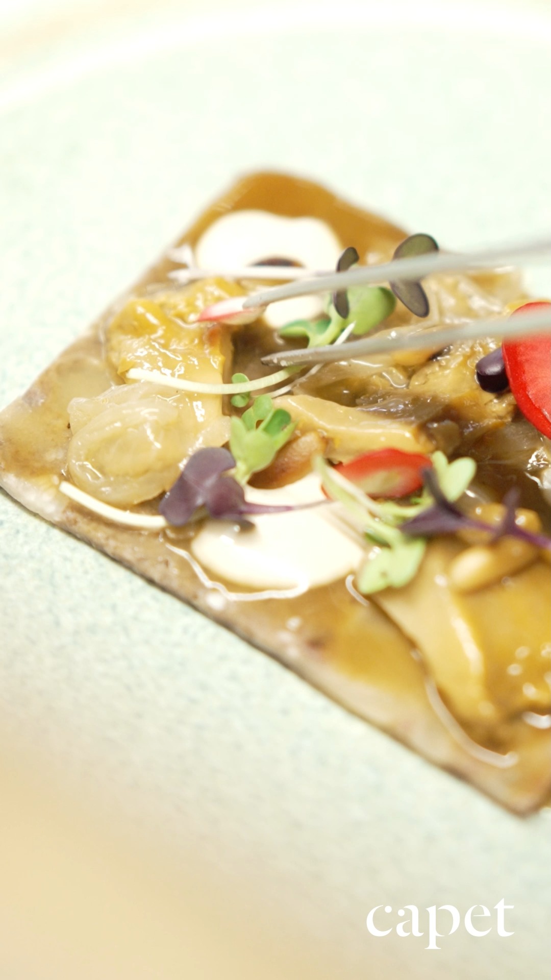 La cocina y la sala dialogan con naturalidad.
Una preparación cuidada que resalta por su precisión.
🔗 Reserva fácilmente desde el enlace en nuestra bio
📍 Carrer del Cometa, 5, Ciutat Vella, 08002 Barcelona
📞 937 20 44 21
#capetrestaurante #barcelonarestaurants #cocinahonesta #temporadaencapet #restaurantesbarcelona #guíamichelin #cocinadeautor #cocinatecnica #productolocal #barriogotic