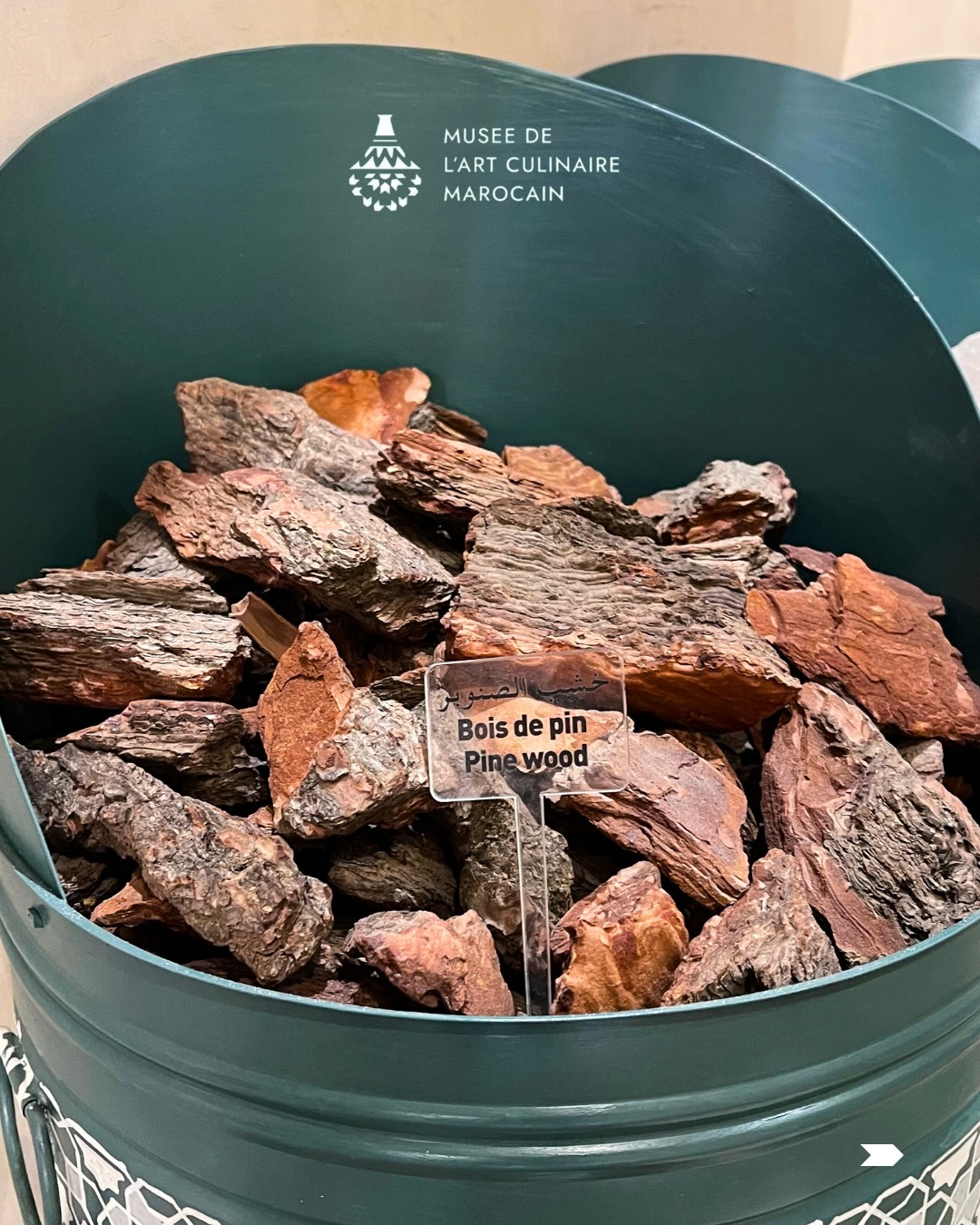 Un héritage qui parfume nos recettes depuis des générations .
Découvrez le rôle essentiel du bois de pin dans la cuisine et l’artisanat marocains.
#MuseeArtCulinaireMarocain #HeritageCulinaire #SavoirFaireMarocain #ArtisanatMarocain #marrakechculture