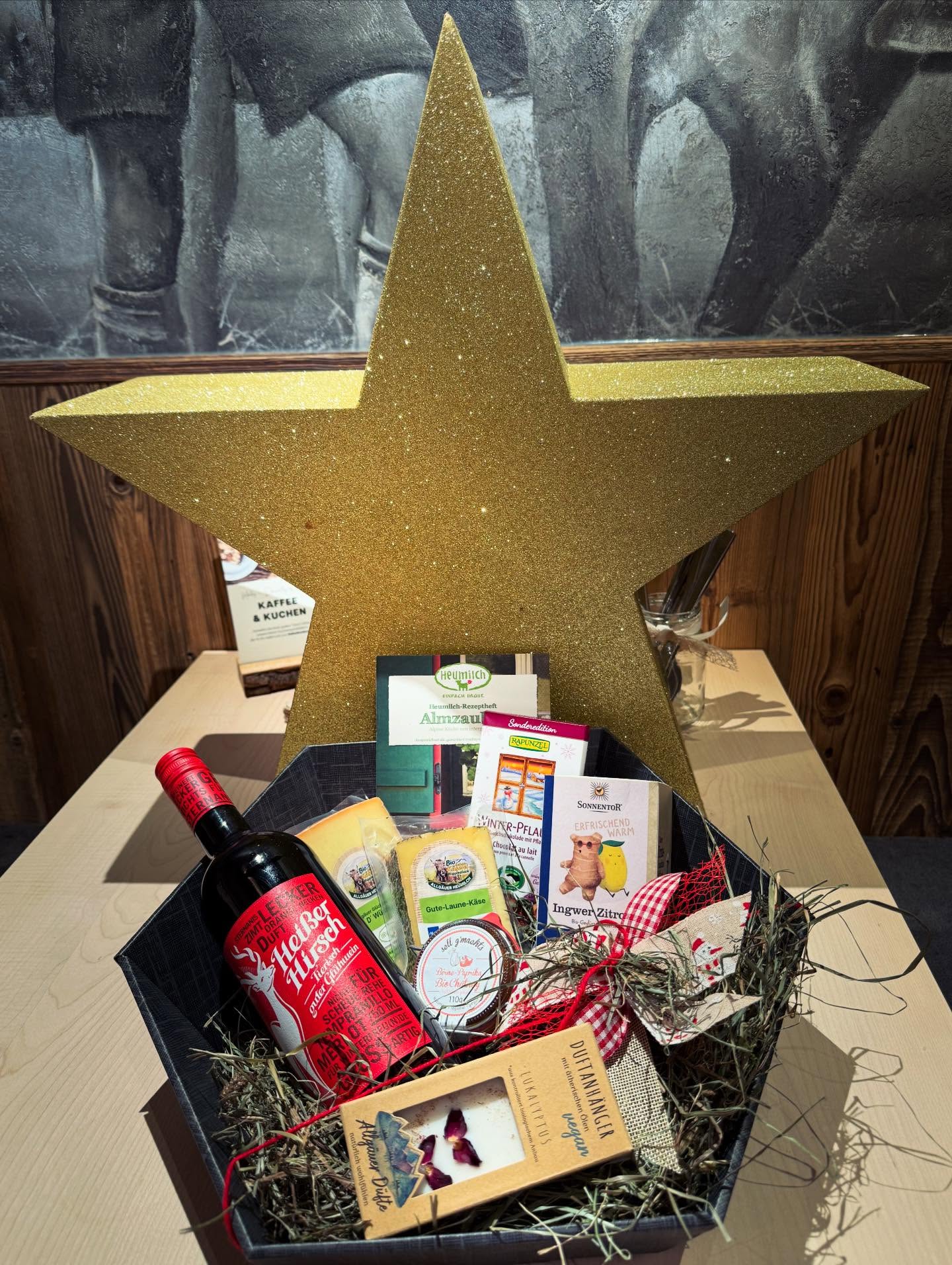 Wie die Zeit vergeht! Der Countdown läuft bis Weihnachten 🎅 Die ersten Türchen sind geöffnet, der erste ❄️ gefallen, Plätzchenduft liegt in der Luft und die letzten Geschenke 🎁 werden besorgt. Wie wäre es mit einem Geschenkekorb aus unserer Käserei? Eine Mischung aus unseren Bio Produkten, unserem Bio-Heumilchkäse und weiteren regionalen Herstellern. Kommt vorbei und lasst euch inspirieren. #bioheumilchkäse #bio #regional #geschenkekorb #weihnachten #vorfreude