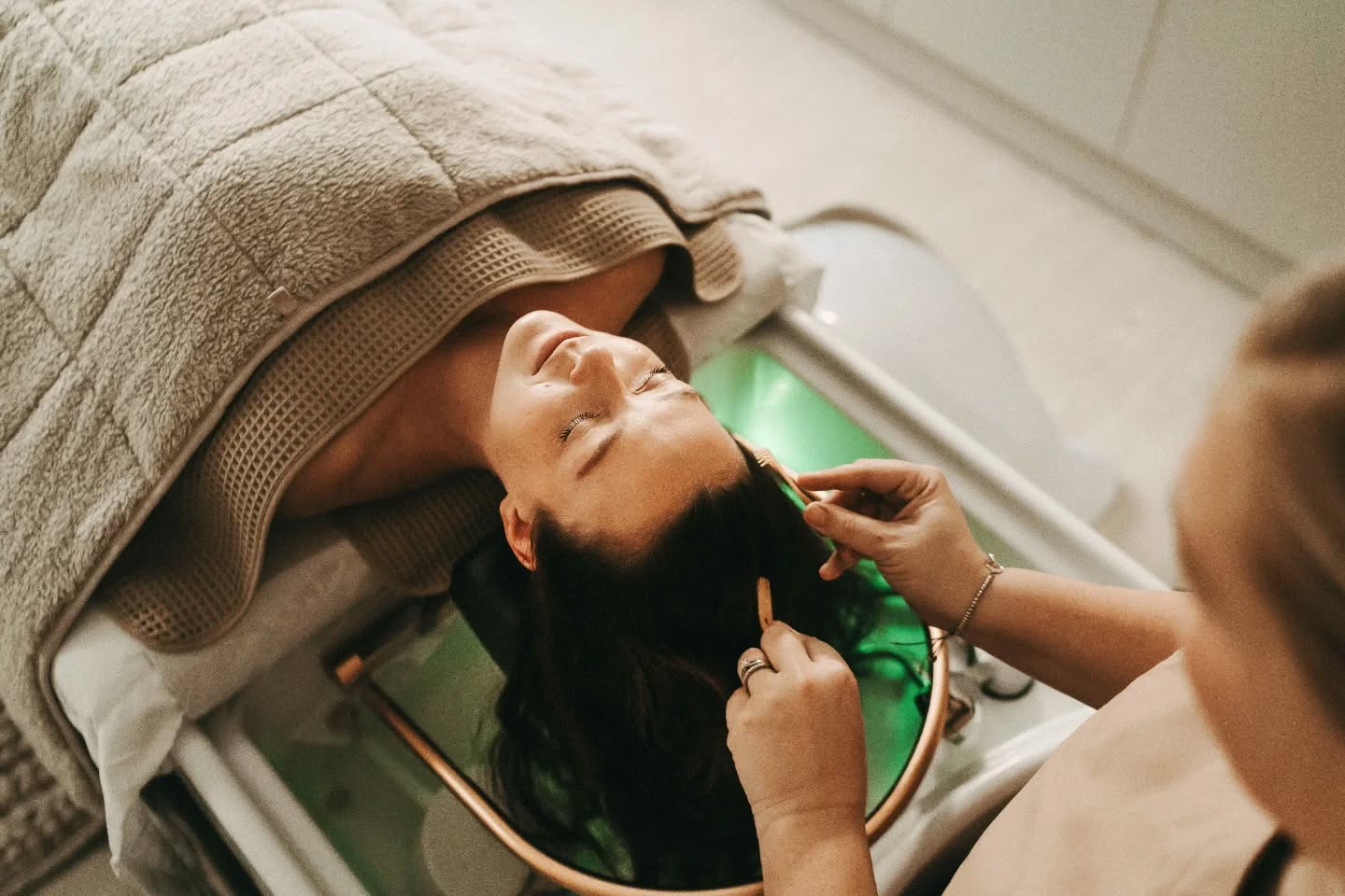 This is what deep relaxation feels like, a quiet mind, a softened scalp, and a full body release that happens within minutes.
Many guests fall asleep in the experience.
Not by chance, by intention.
These rituals guide you into stillness, quickly, gently, naturally…followed by the best night’s sleep.
Your body knows when it’s safe to let go.
🤍🌿✨
#headspa #scalpmassage #scalpcare #haircare #detox #relaxation #moments #gifting #tendring #clacton #colchester #northessex #indulge #december #pause