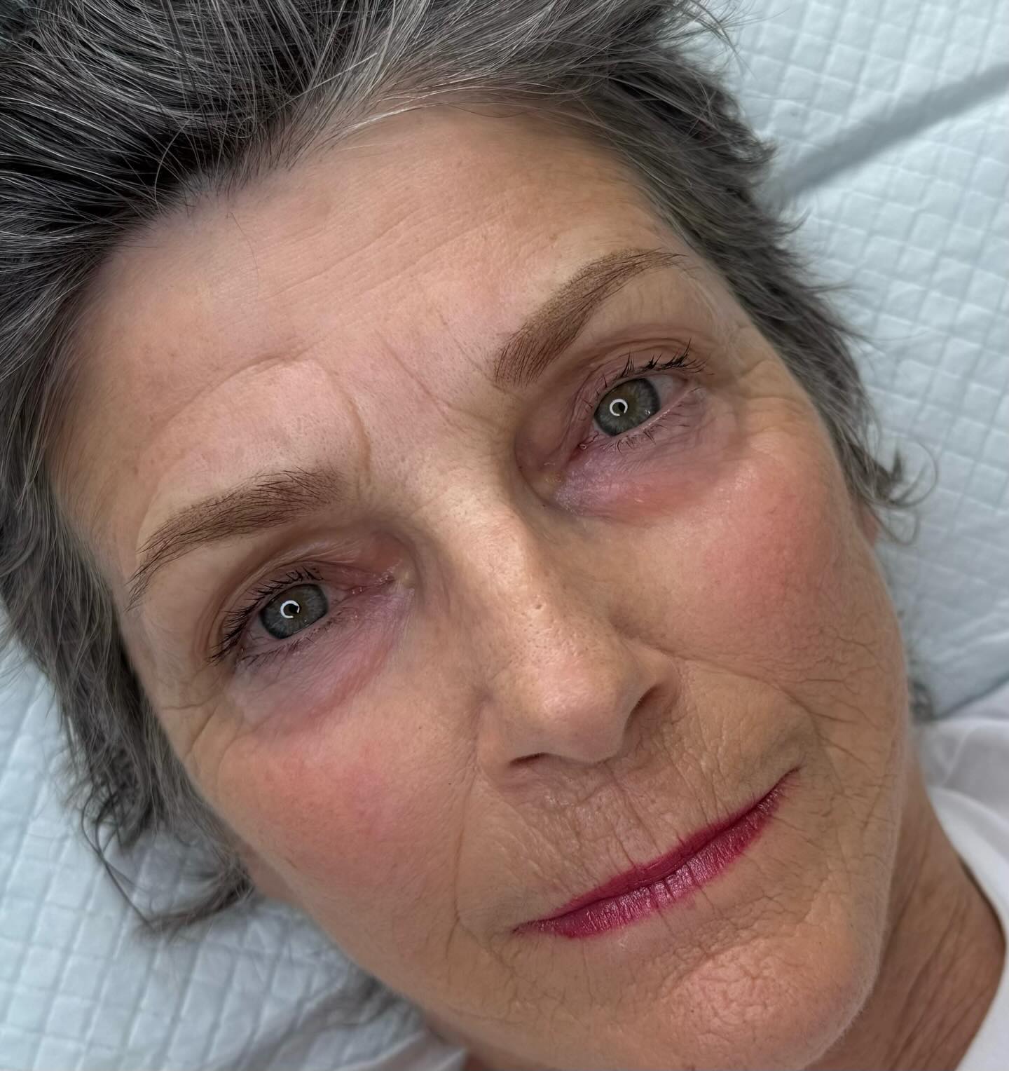 Soft, misty ombré cosmetic tattoo brow perfection 🤎
Her natural brows were already stunning, but a little sparse in areas. A gentle ombré enhancement brought back softness, shape, and everyday definition.
#ombrebrows #spmu #cosmetictattoo