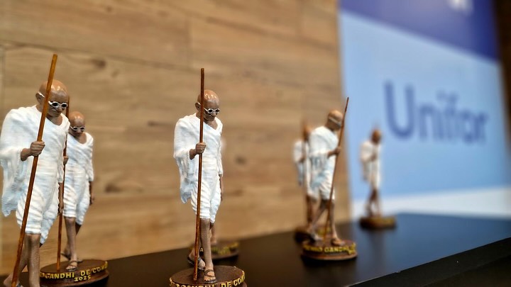 O curso de Jornalismo está em festa 🎉 por ter conquistado seis premiações no Prêmio Gandhi de Jornalismo, realizado pela Agência Boa Notícia. Nossos estudantes e egressos participaram da entrega dos prêmios que aconteceu na noite de ontem, na Universidade de Fortaleza. O vice-coordenador do Curso, professor Robson Braga, também esteve presente e recebeu o prêmio representando jornalistas formados pelo Curso que não puderam estar presentes e representando ainda a professora e coordenadora do Curso, Naiana Rodrigues, agraciada com menção honrosa pela orientação do TCC campeão. Parabenizamos nossos estudantes, professores e jornalistas formados por estarem exercendo seus saberes com responsabilidade e excelência. Abaixo, confiram os trabalhos premiados. Fotos: Eliza Fontes 🎉🍾🎈🎊. ESTUDANTE MÍDIA ELETRÔNICA*
3º lugar – Feira Negra: a importância de resistir na coletividade.
Equipe: Giovanni Sampaio Scomparin, Israel Vancouver e Raiza Lima de Souza.
Universidade Federal do Ceará – UFC
2º lugar – Ilè Ibá: 50 anos de Fé, Resistência e Cultura em Fortaleza.
Equipe: Sofia Leite Pereira, Ana Massonila da Silva Saraiva, Ismael Camurça de Oliveira, Maria Clara Carneiro do Nascimento e Yuri Gomes do Nascimento Oliveira.
Universidade Federal do Ceará – UFC
1º lugar – Para Todos os Pódios: um retrato do paradesporto cearense.
Equipe: Karizia Marques, Maria Fernanda de Melo, Maria Clara Lima Souza e Luís Otávio Maia de Paiva Filho (in memoriam)
Universidade Federal do Ceará – UFC
*ESTUDANTE MÍDIA IMPRESSA*
1º lugar – Revista Playground.
Equipe: Guilherme Siqueira Evangelista, Alessandro Lucas Monteiro Fernandes, Giovana Vitória Feitosa Silva, Matheus Gusmão Falcão e Victor Hugo Freitas Bernardino.
Universidade Federal do Ceará – UFC
*TRABALHO DE CONCLUSÃO DE CURSO*
2º lugar – Cangayceiros: Ocupando Espaços em Campo.
Pedro Mairton dos Santos Silva e Hellen Queiroz Carvalho
Universidade Federal do Ceará – UFC
1º lugar – Sob o peso do ferro: o colapso da mineração em Quiterianópolis.
Fabiana Melo
Universidade Federal do Ceará – UFC