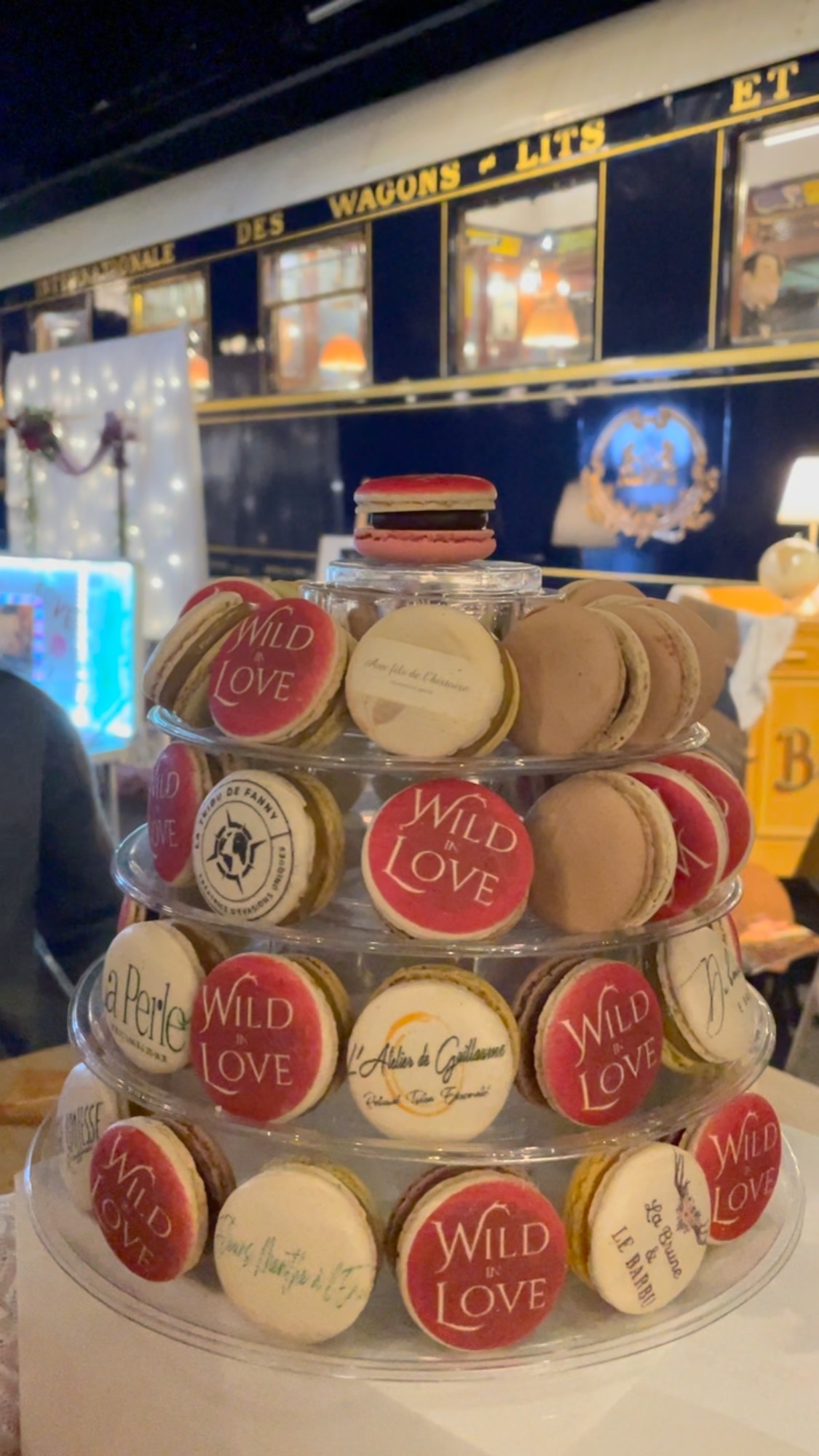 Une pyramide de macarons… mais version Wild in Love 😍
Parce qu’ici, même la gourmandise devient un terrain de créativité pour vos mariages.
@gateau_design, l’une de nos exposants 2025 en pâtisserie, a réalisé une pyramide de macarons portant tous le logo d’un exposant du festival. Un hommage sucré à celles et ceux qui ont fait vibrer Mulhouse cette année ✨
On adore ces petites attentions complètement Wild 🔥