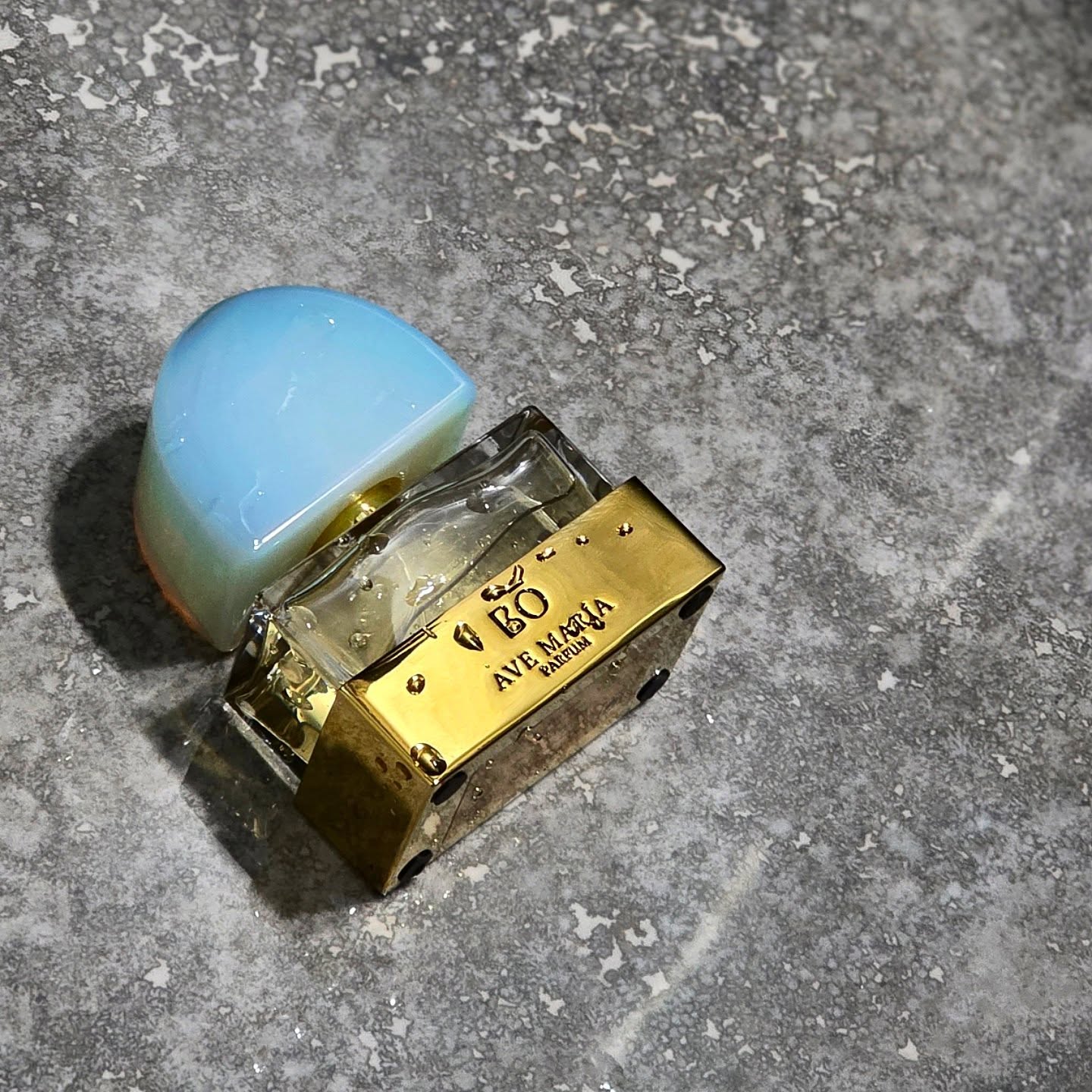 Ave Maria smells like watery white flower petals. Gardenia is a hit or miss for me, but I instantly fell in love with this one.
.
.
.
.
.
.
Top notes are Gardenia, Cashmeran and Indonesian Jasmine; middle notes are Neroli, Pear and Rain Notes; base notes are Red Wine, Oak and Leather.
.
.
.
.
.
.
#nicheperfume #perfumecollection #perfume